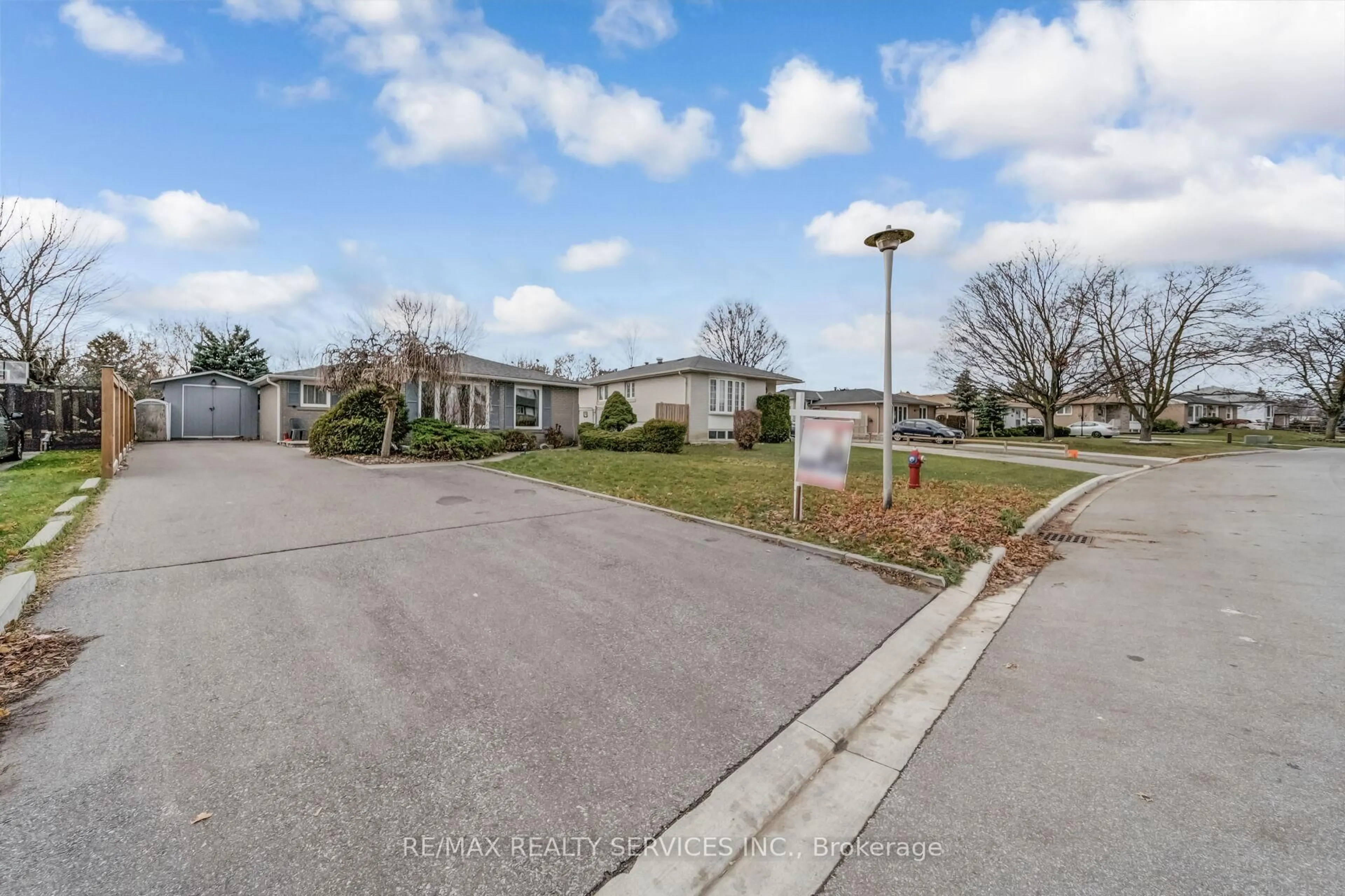 A pic from outside/outdoor area/front of a property/back of a property/a pic from drone, street for 39 Flavian Cres, Brampton Ontario L6T 3P2