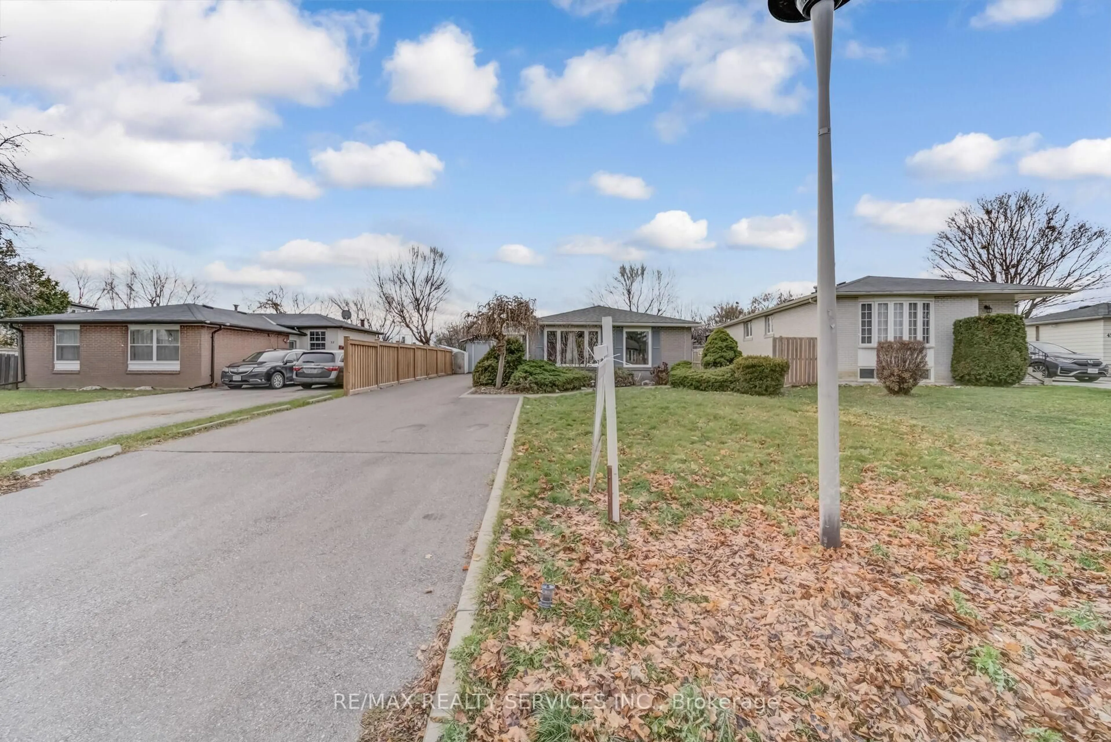 A pic from outside/outdoor area/front of a property/back of a property/a pic from drone, street for 39 Flavian Cres, Brampton Ontario L6T 3P2