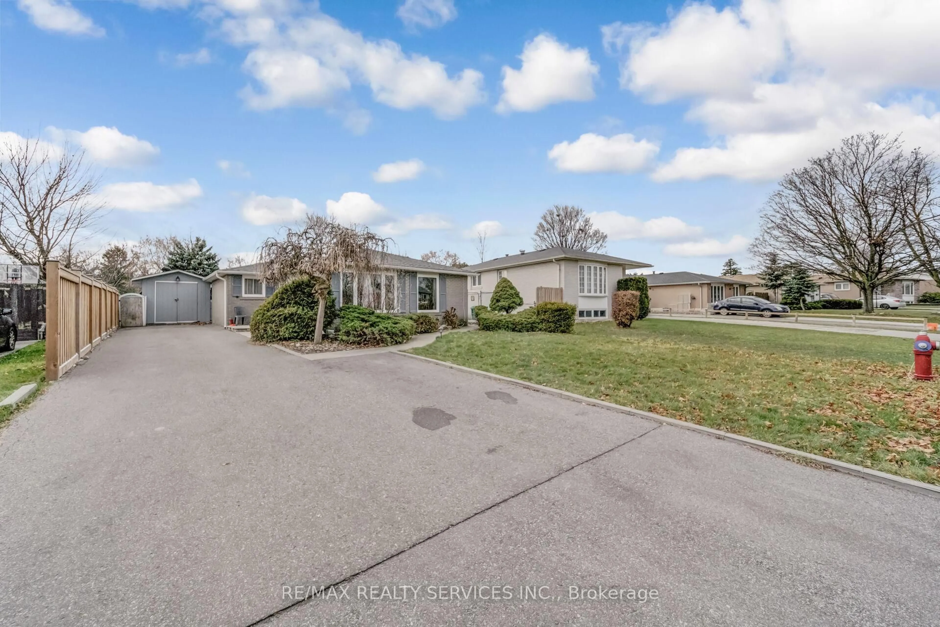 A pic from outside/outdoor area/front of a property/back of a property/a pic from drone, street for 39 Flavian Cres, Brampton Ontario L6T 3P2