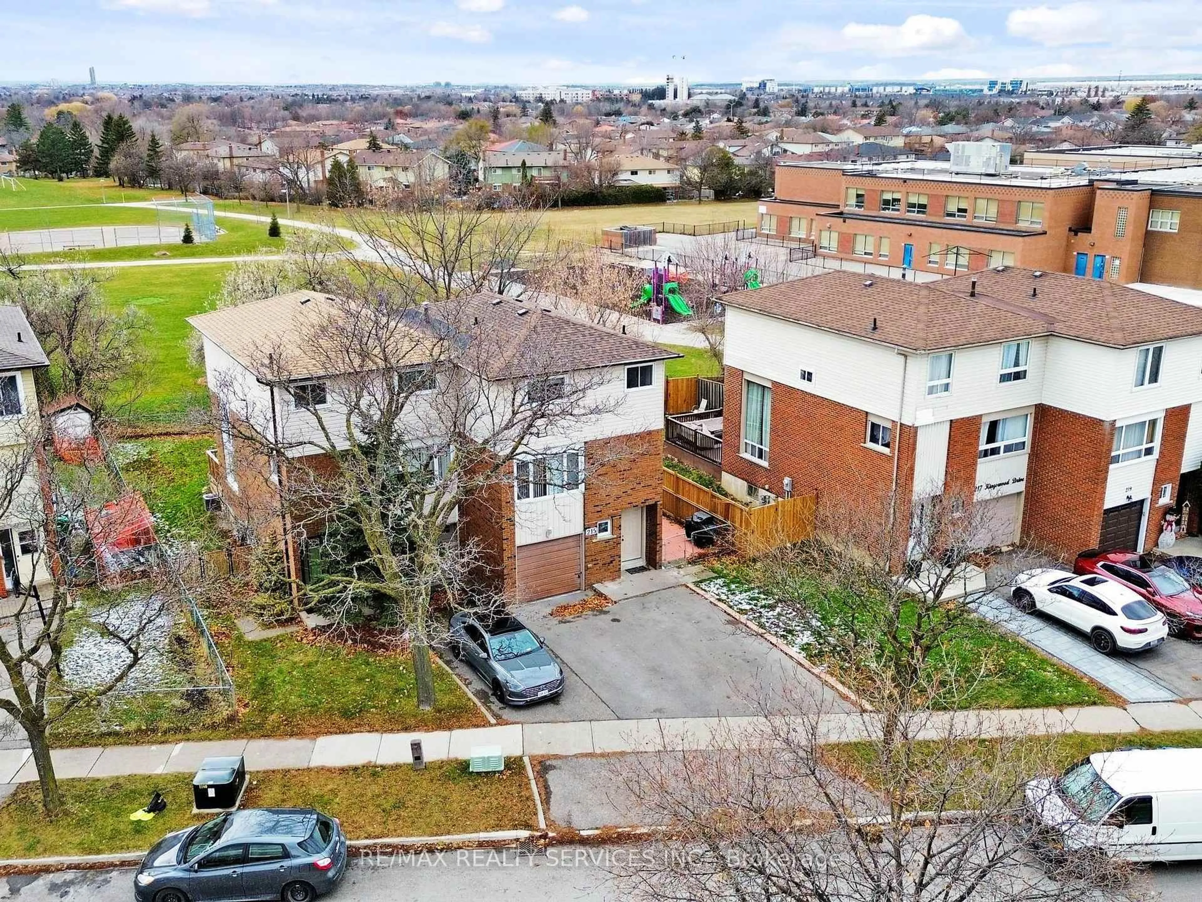 A pic from outside/outdoor area/front of a property/back of a property/a pic from drone, city buildings view from balcony for 215 Kingswood Dr, Brampton Ontario L6V 3B2