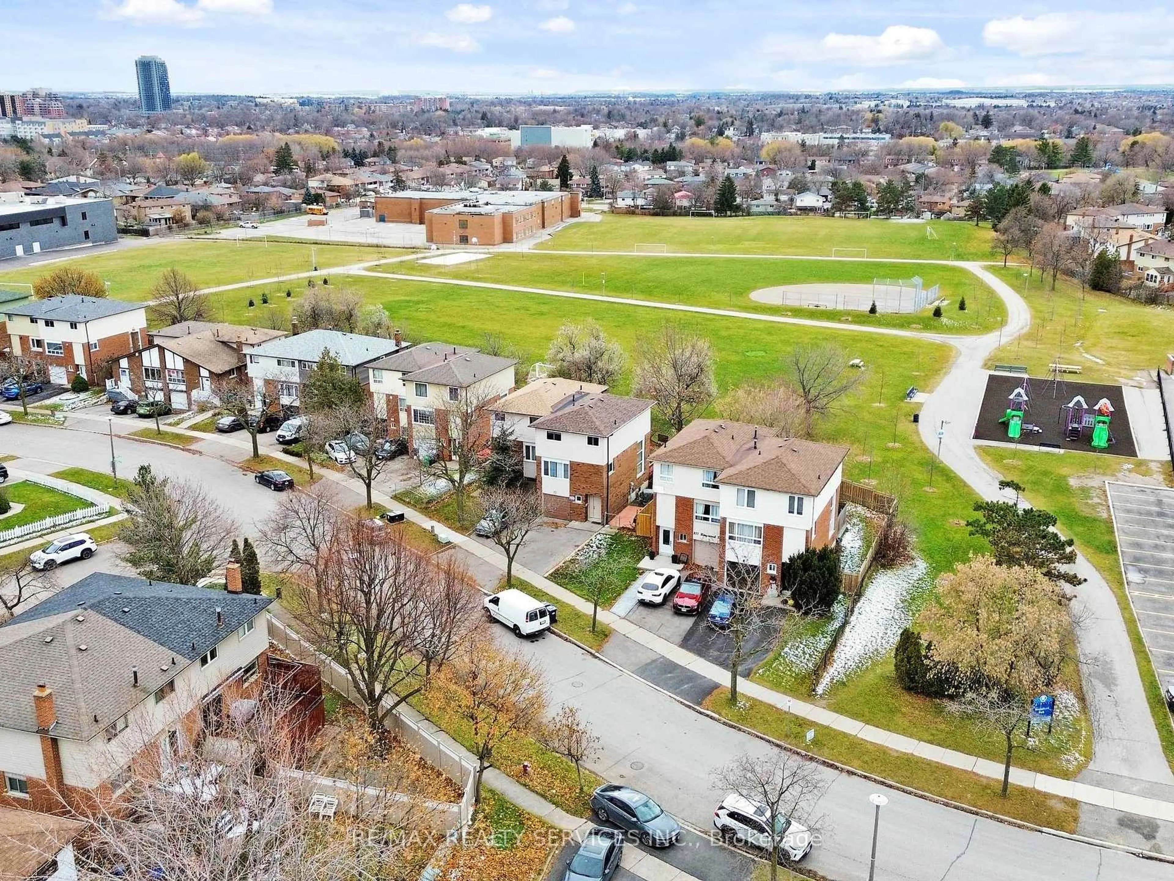 A pic from outside/outdoor area/front of a property/back of a property/a pic from drone, city buildings view from balcony for 215 Kingswood Dr, Brampton Ontario L6V 3B2