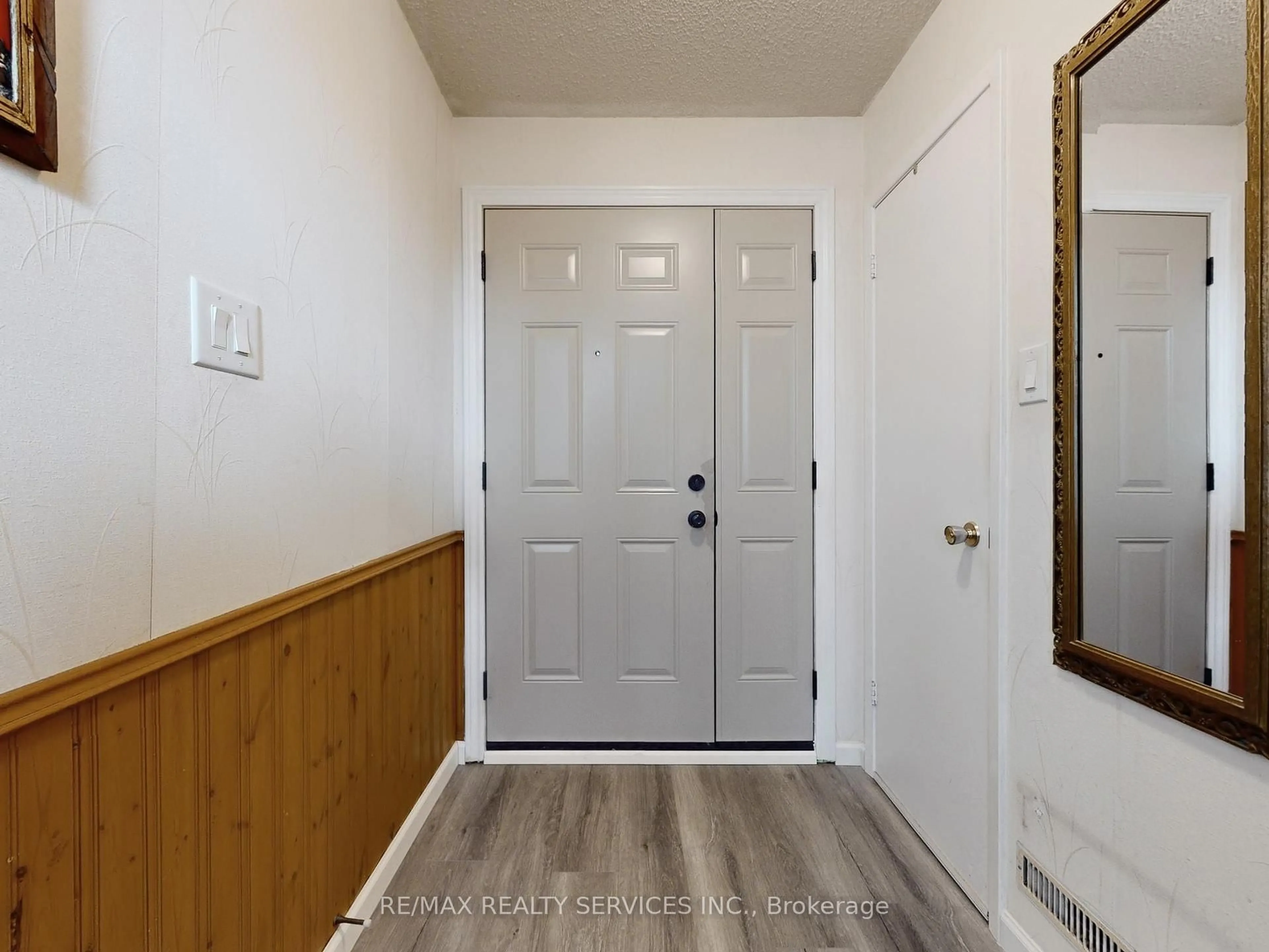 Indoor entryway for 215 Kingswood Dr, Brampton Ontario L6V 3B2