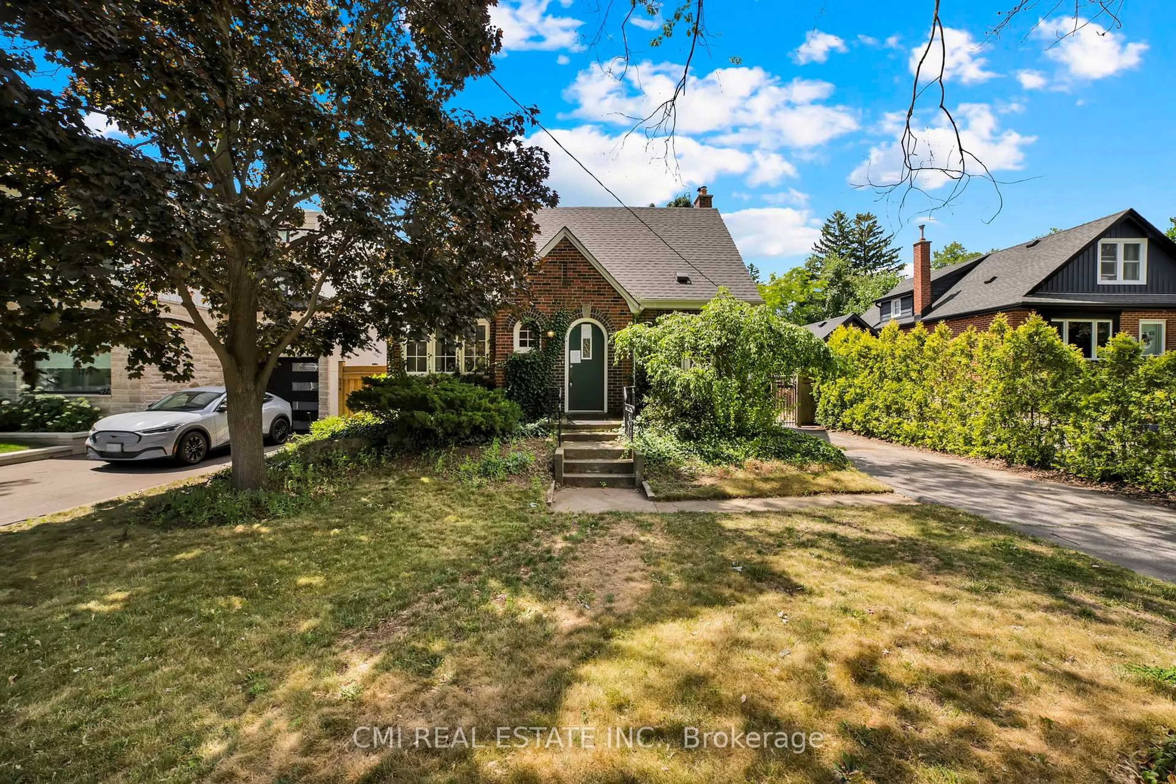 A pic from outside/outdoor area/front of a property/back of a property/a pic from drone, street for 978 North Shore Blvd, Burlington Ontario L7T 1B1