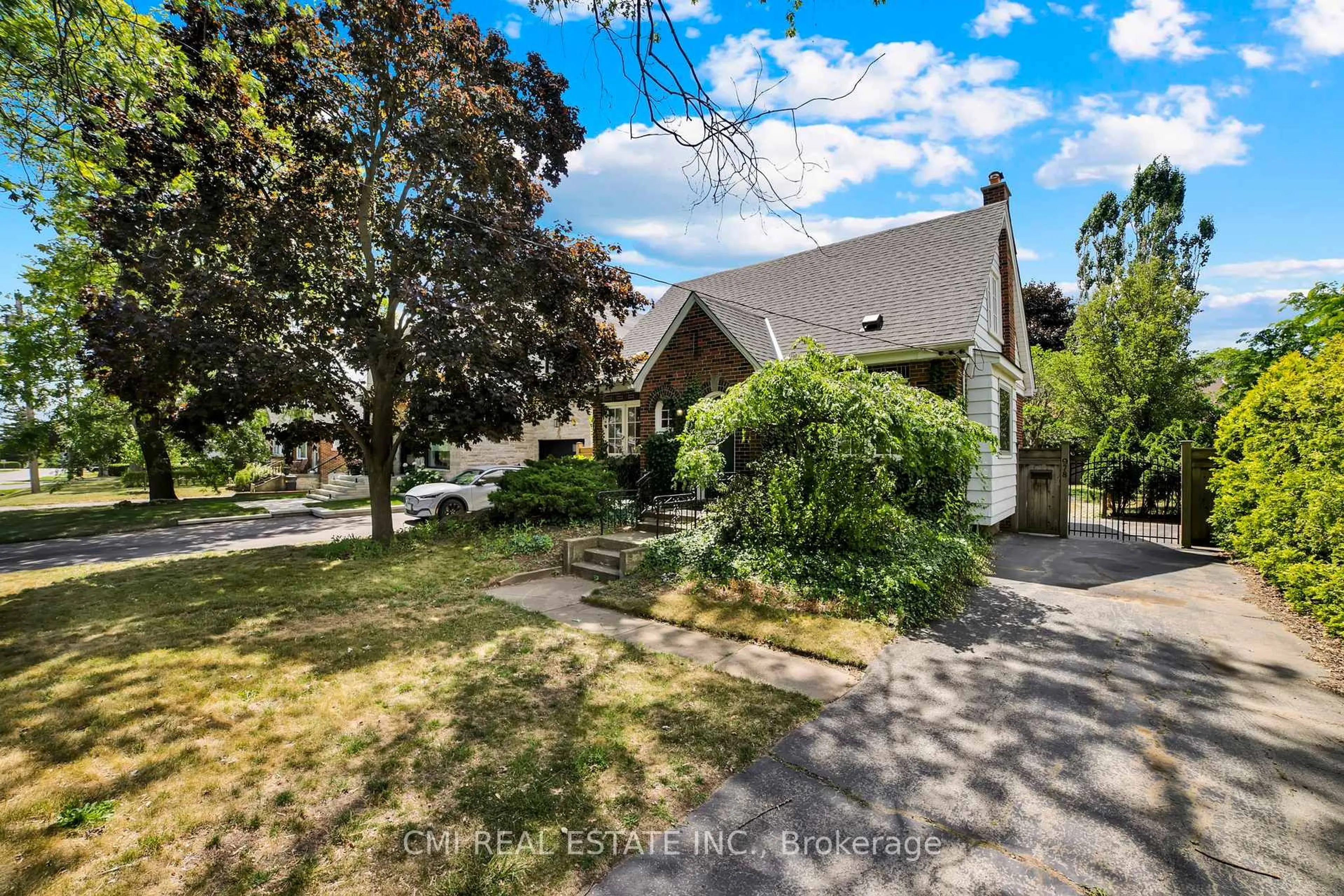 A pic from outside/outdoor area/front of a property/back of a property/a pic from drone, street for 978 North Shore Blvd, Burlington Ontario L7T 1B1