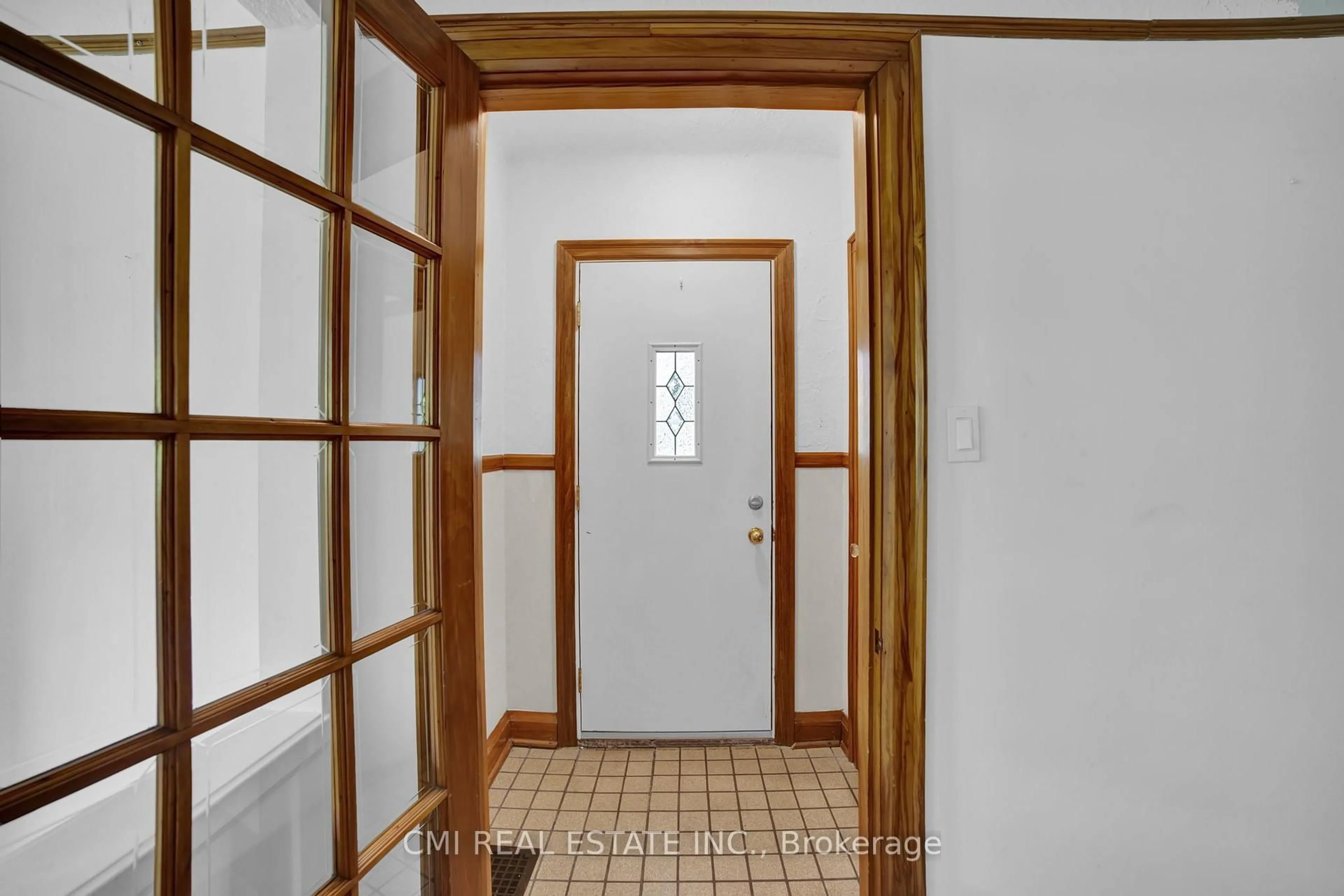 Indoor foyer for 978 North Shore Blvd, Burlington Ontario L7T 1B1