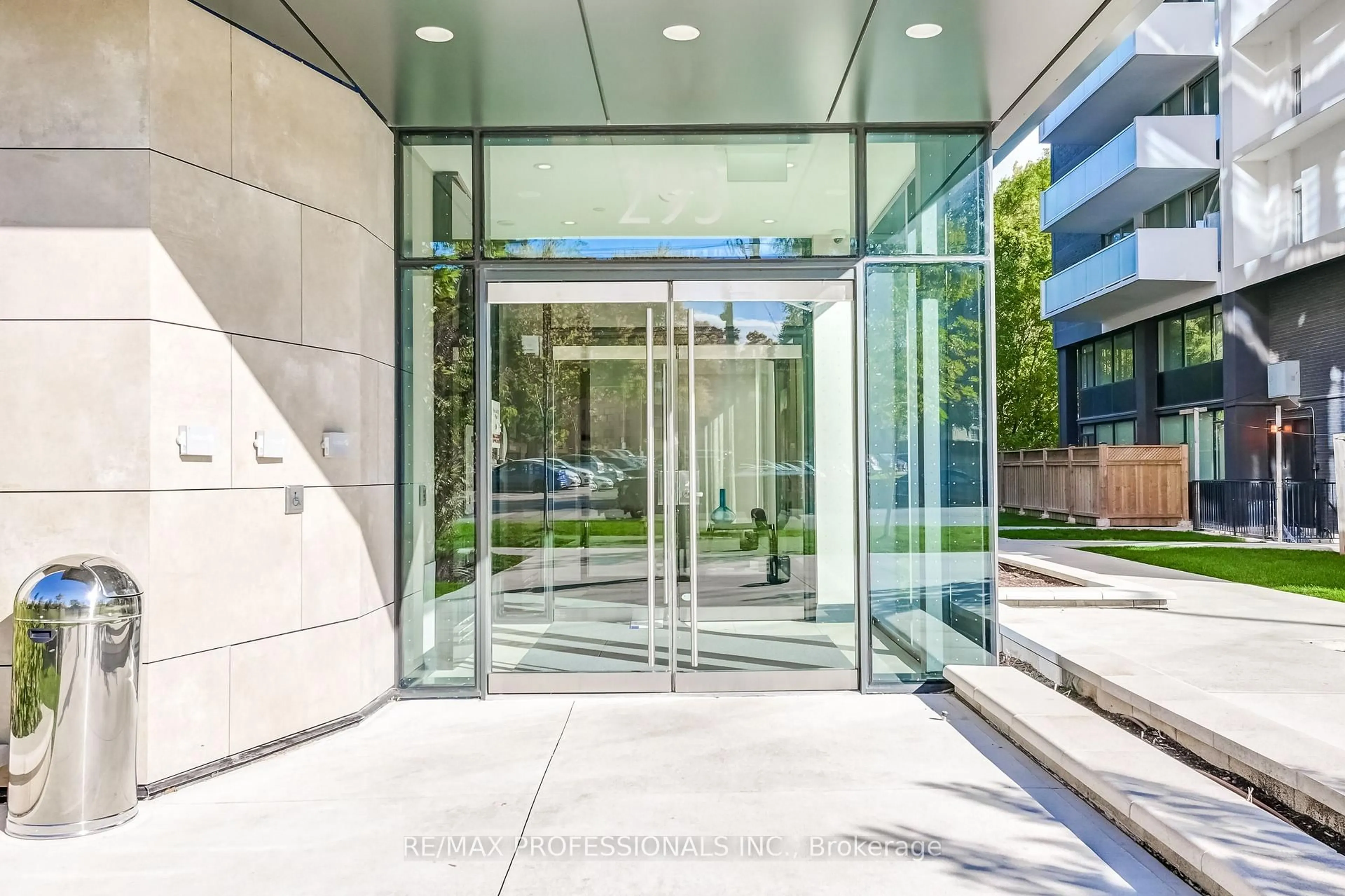 Indoor foyer for 293 The Kingsway #223, Toronto Ontario M9A 0E8