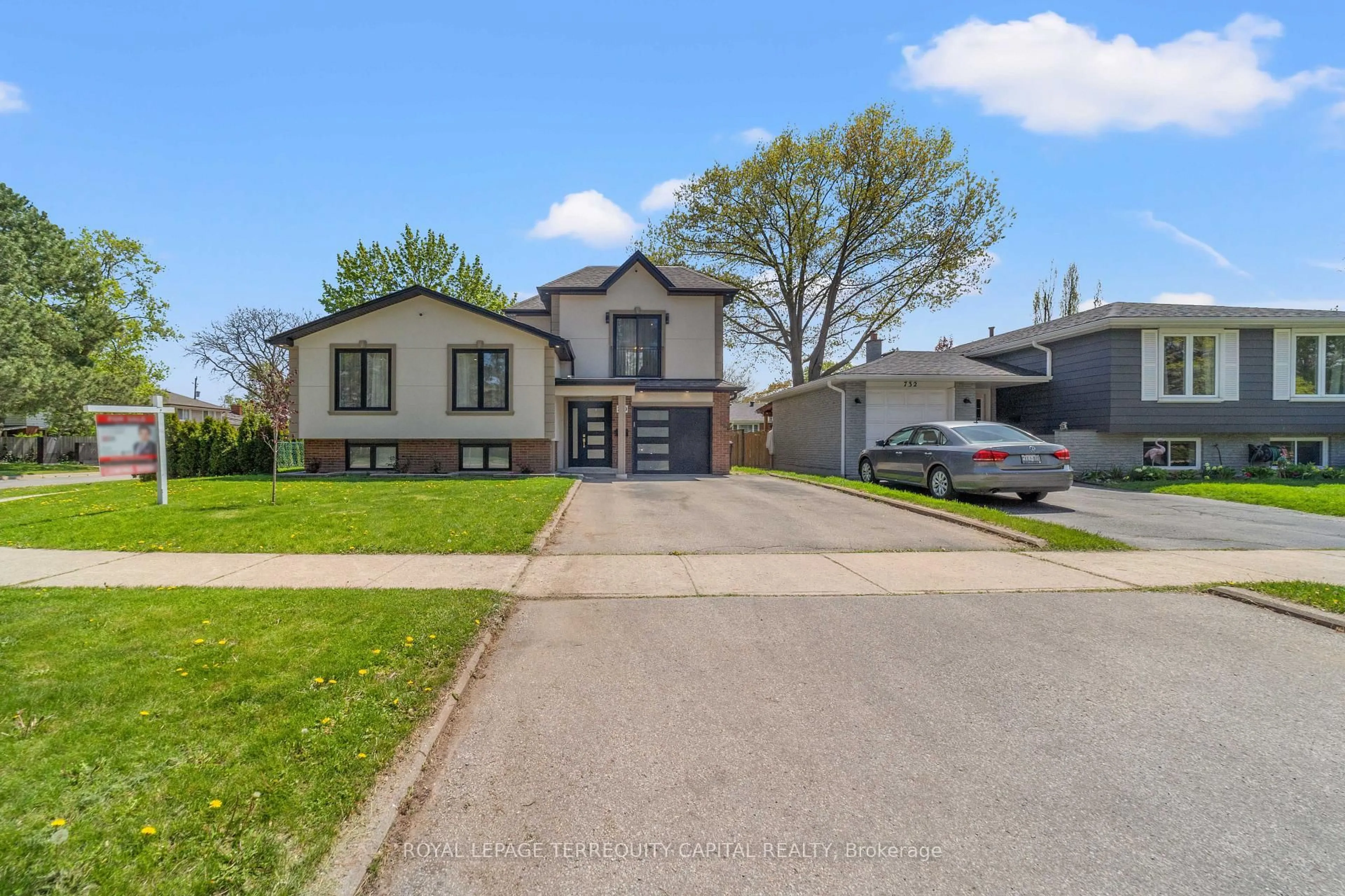 Home with vinyl exterior material, street for 730 Hyde Rd, Burlington Ontario L7S 1S7