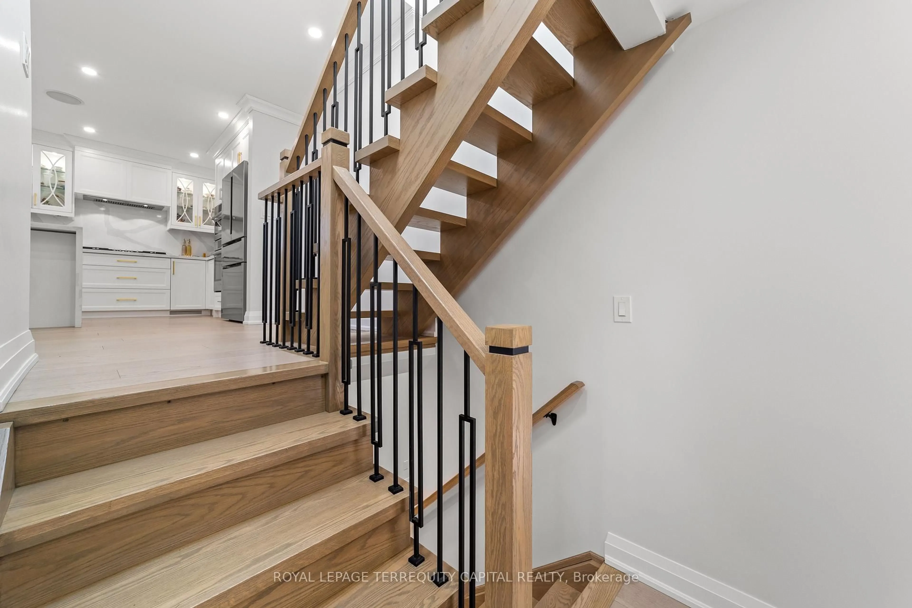 Stairs for 730 Hyde Rd, Burlington Ontario L7S 1S7