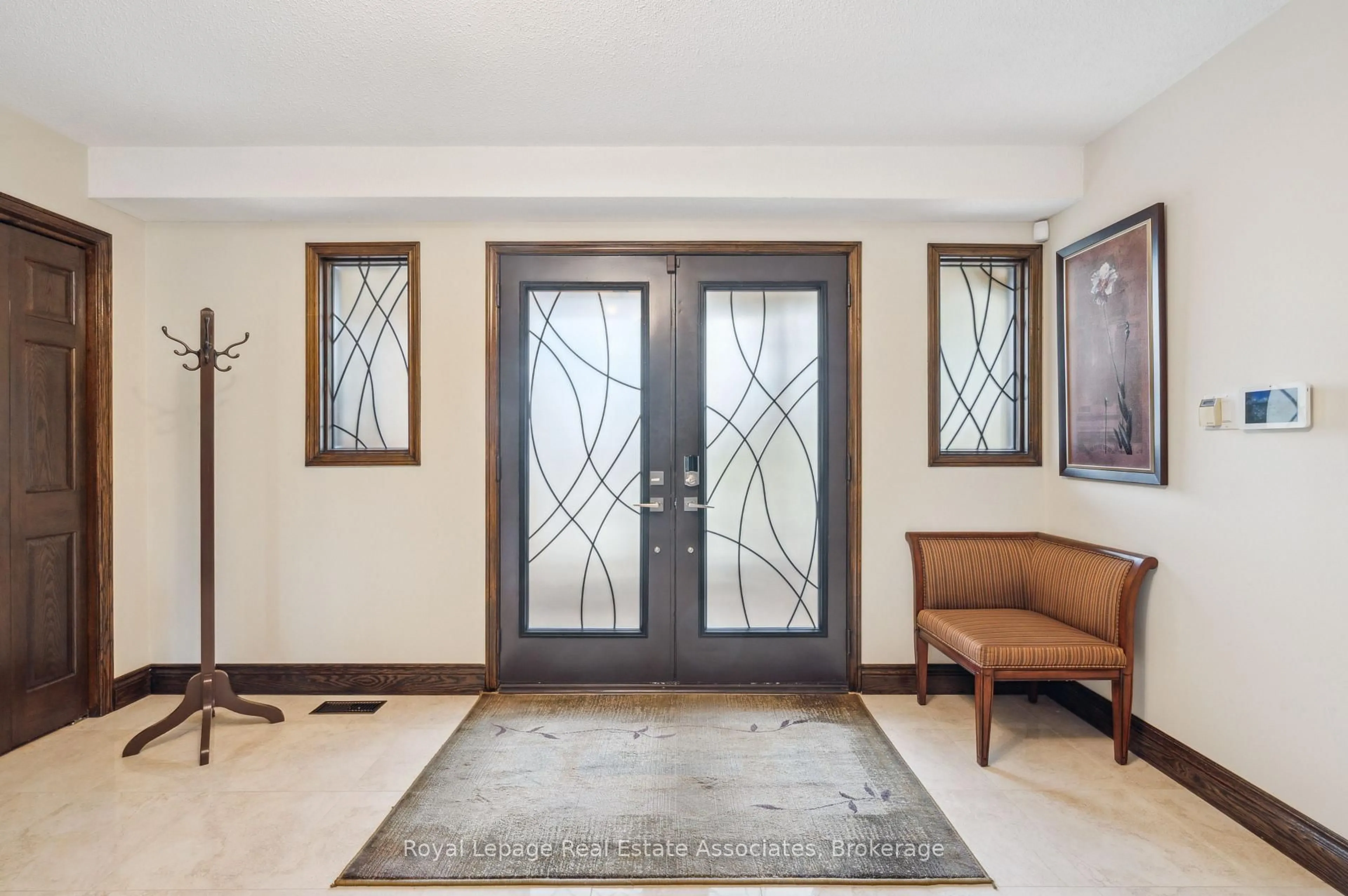 Indoor entryway for 1702 Carrington Rd, Mississauga Ontario L5M 2K2