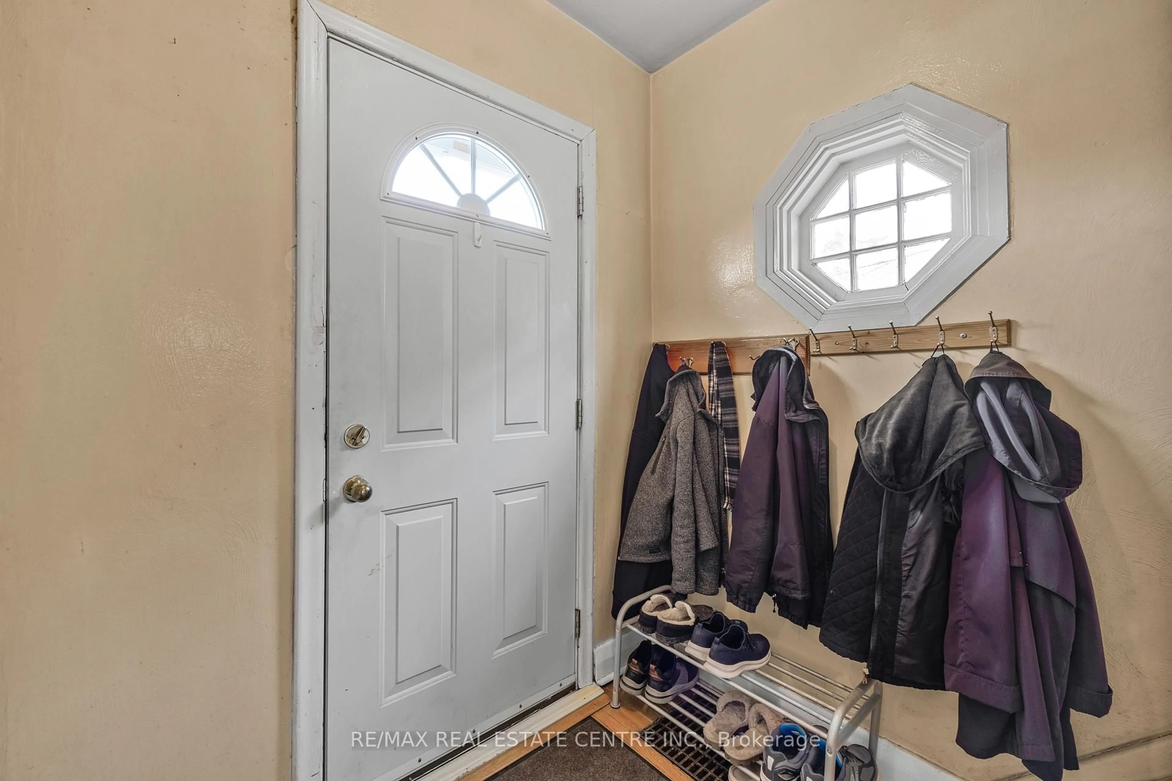 Indoor entryway for 15 Cliff St, Toronto Ontario M6N 4L7