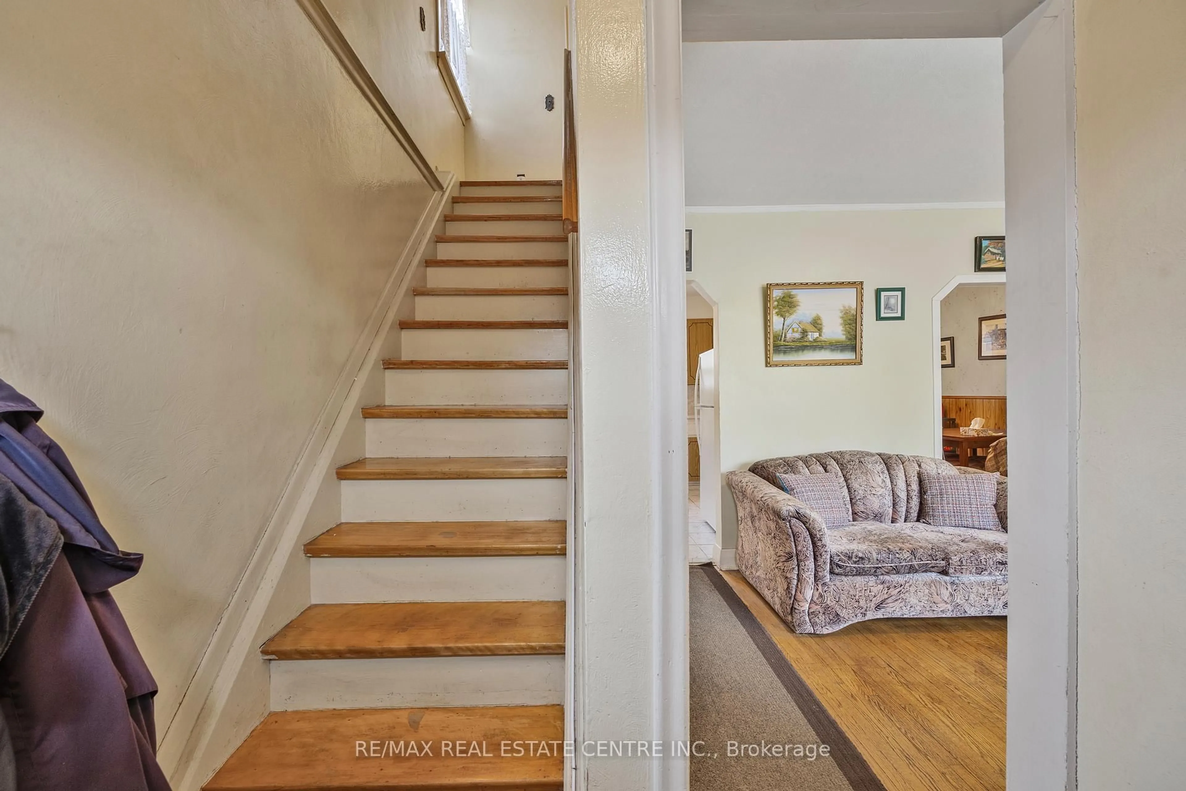 Stairs for 15 Cliff St, Toronto Ontario M6N 4L7