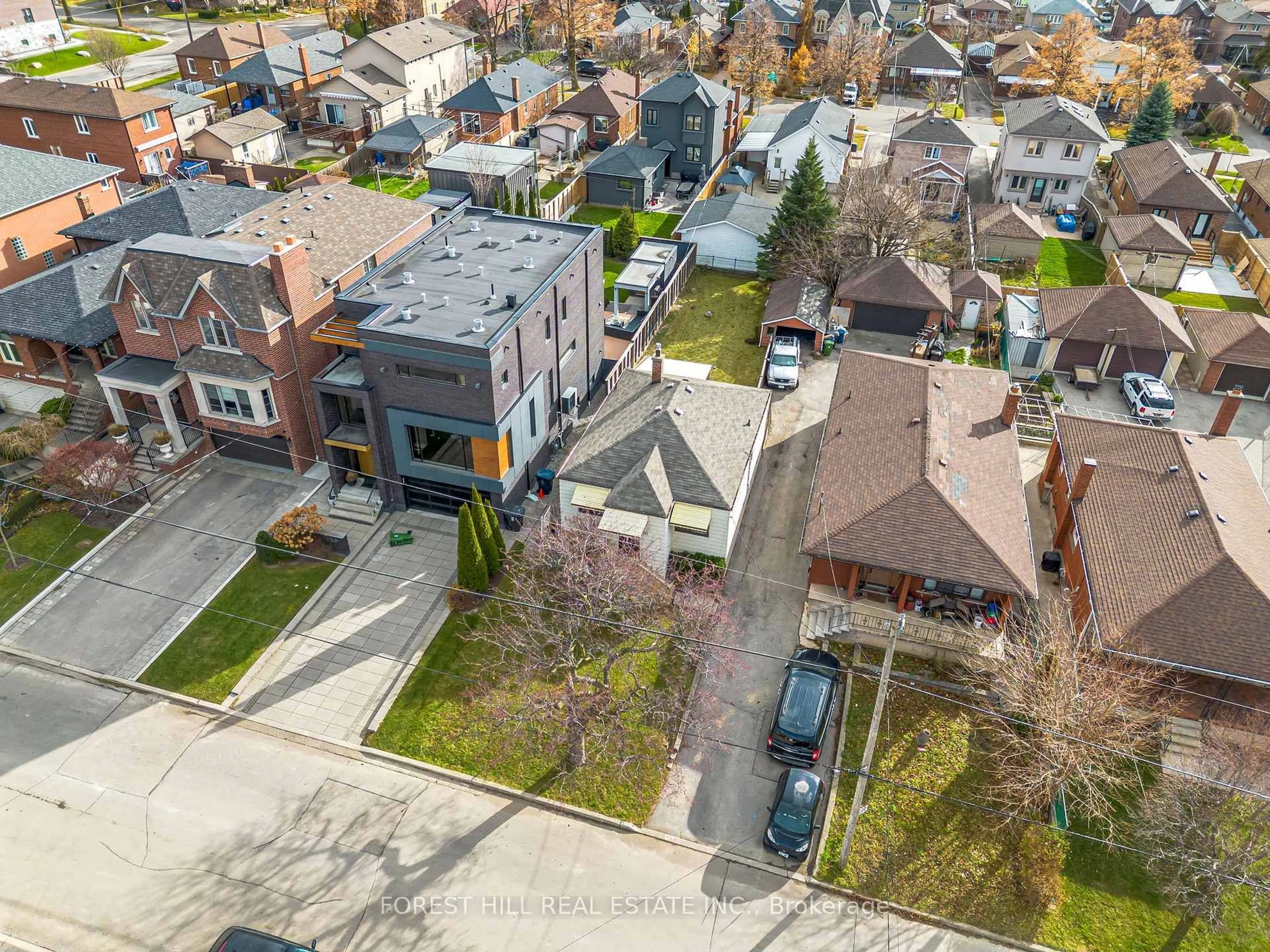A pic from outside/outdoor area/front of a property/back of a property/a pic from drone, street for 1141 Glengrove Ave, Toronto Ontario M6B 2K5