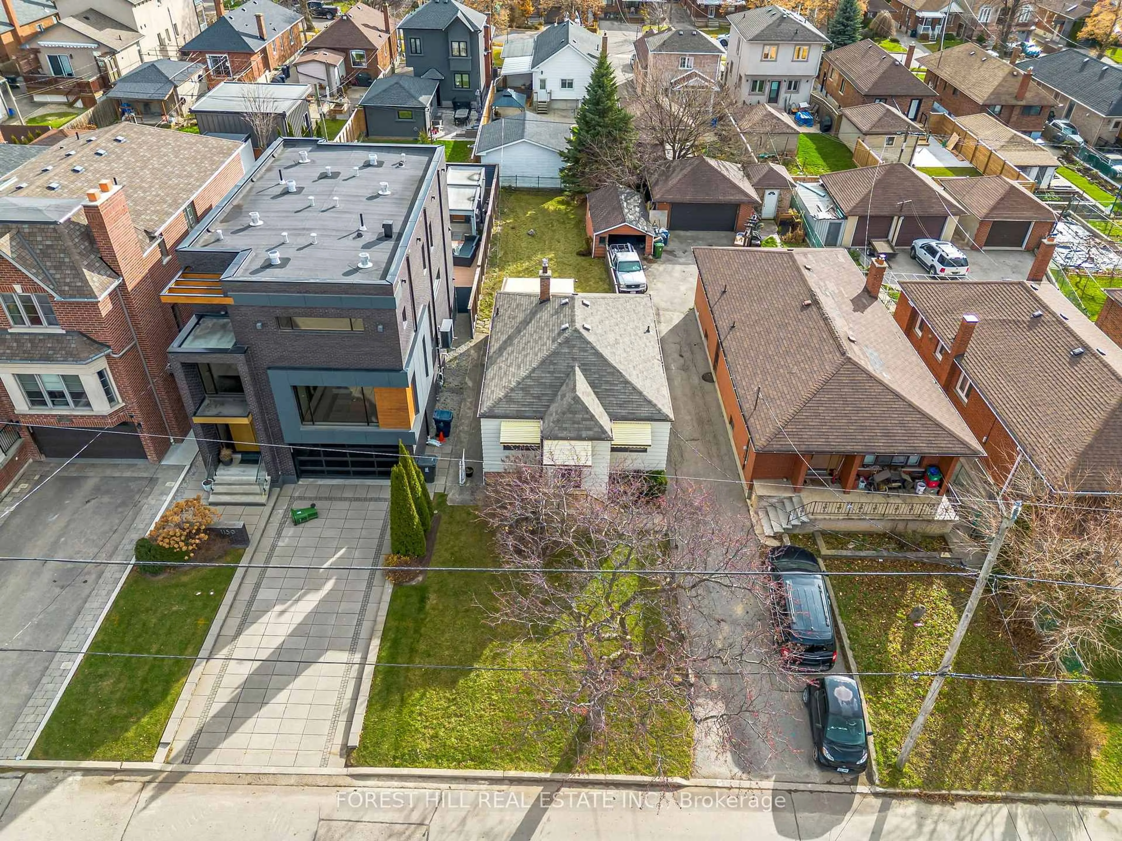 A pic from outside/outdoor area/front of a property/back of a property/a pic from drone, street for 1141 Glengrove Ave, Toronto Ontario M6B 2K5