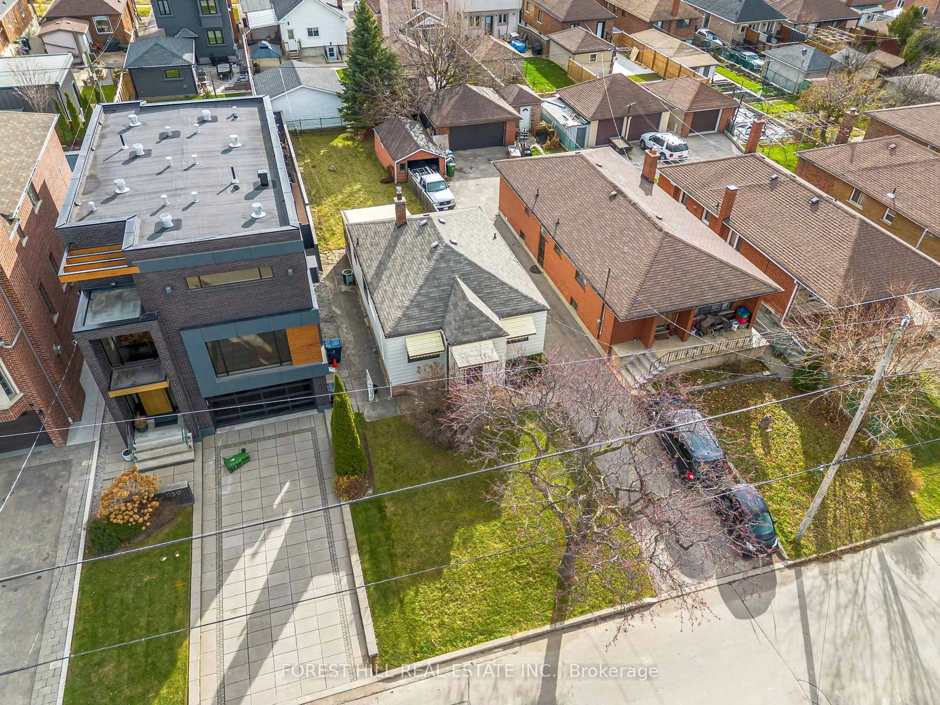 A pic from outside/outdoor area/front of a property/back of a property/a pic from drone, street for 1141 Glengrove Ave, Toronto Ontario M6B 2K5