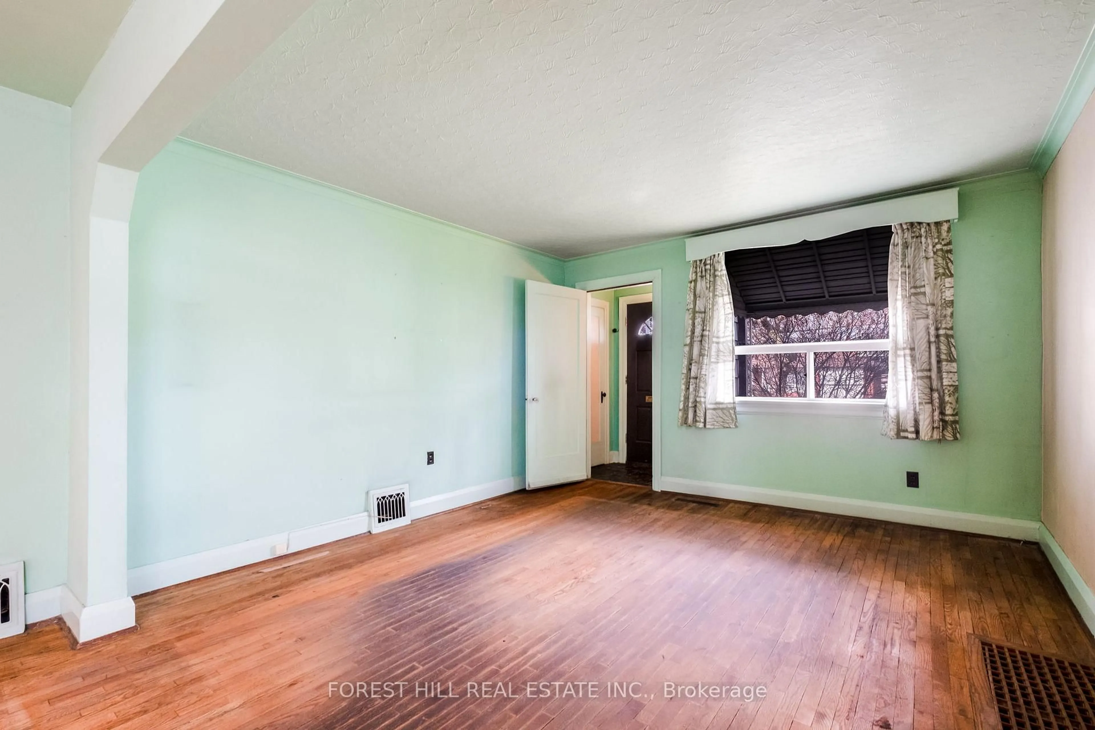 A pic of a room for 1141 Glengrove Ave, Toronto Ontario M6B 2K5