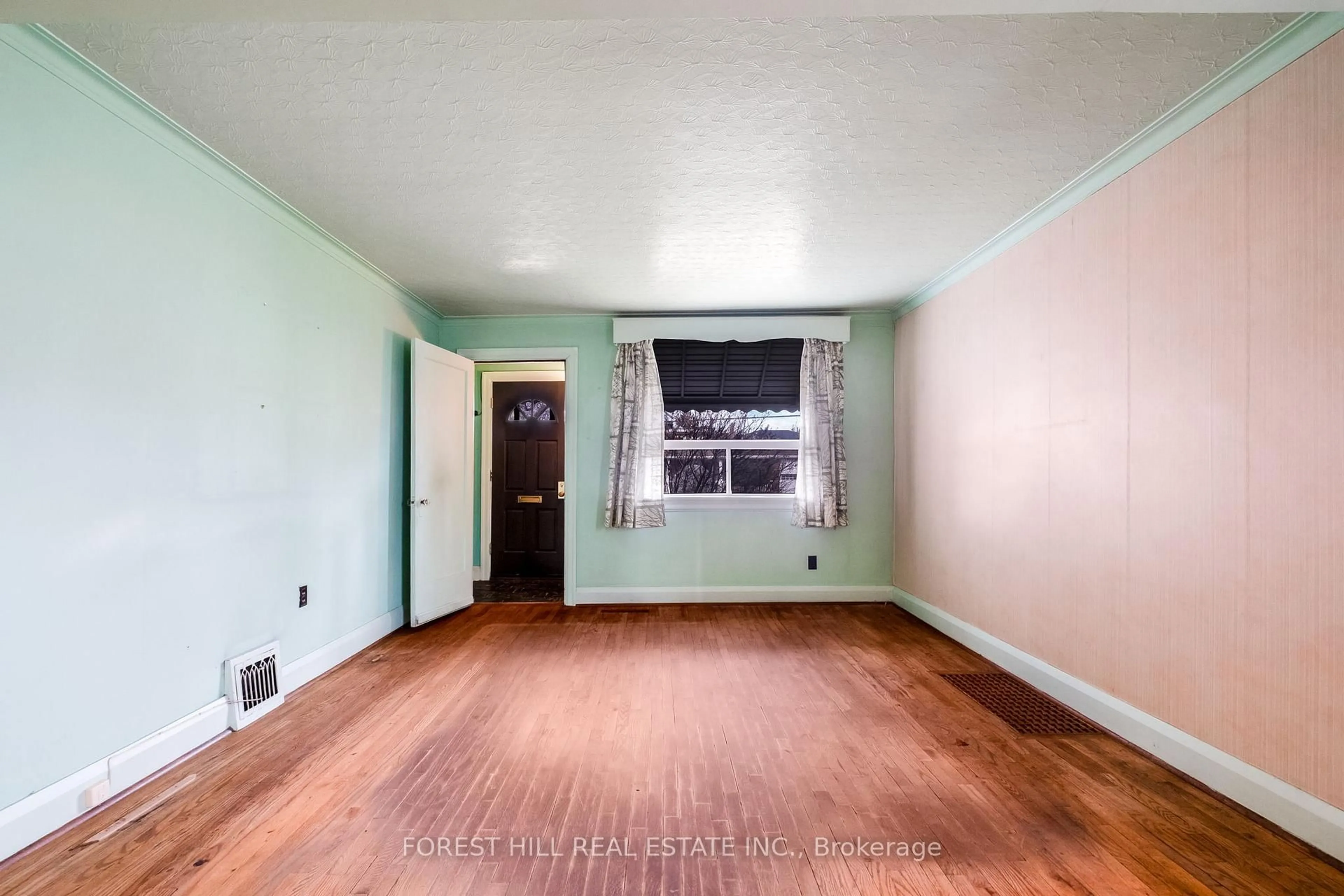 A pic of a room for 1141 Glengrove Ave, Toronto Ontario M6B 2K5