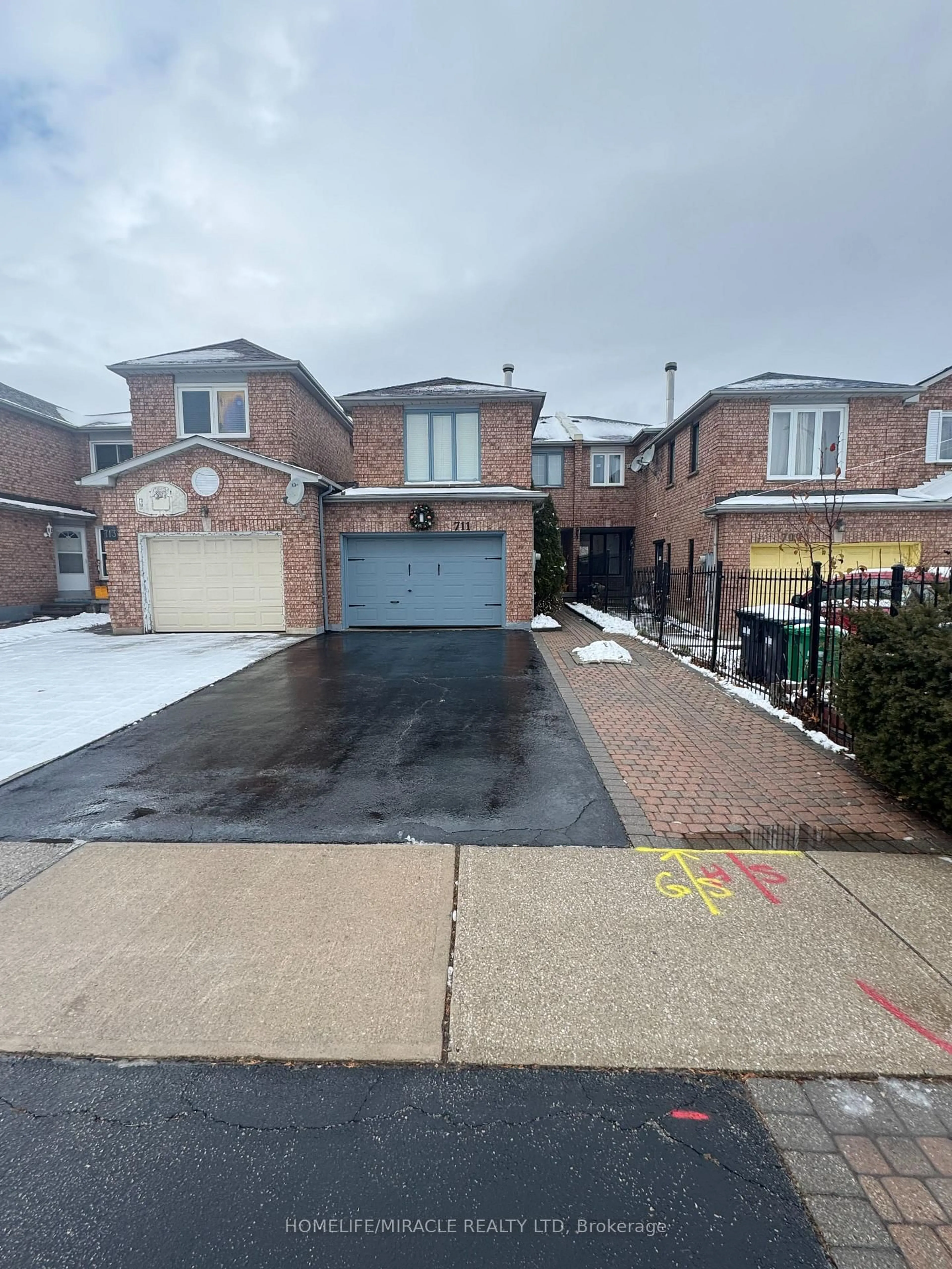 A pic from outside/outdoor area/front of a property/back of a property/a pic from drone, street for 711 Ashprior Ave, Mississauga Ontario L5R 3N8