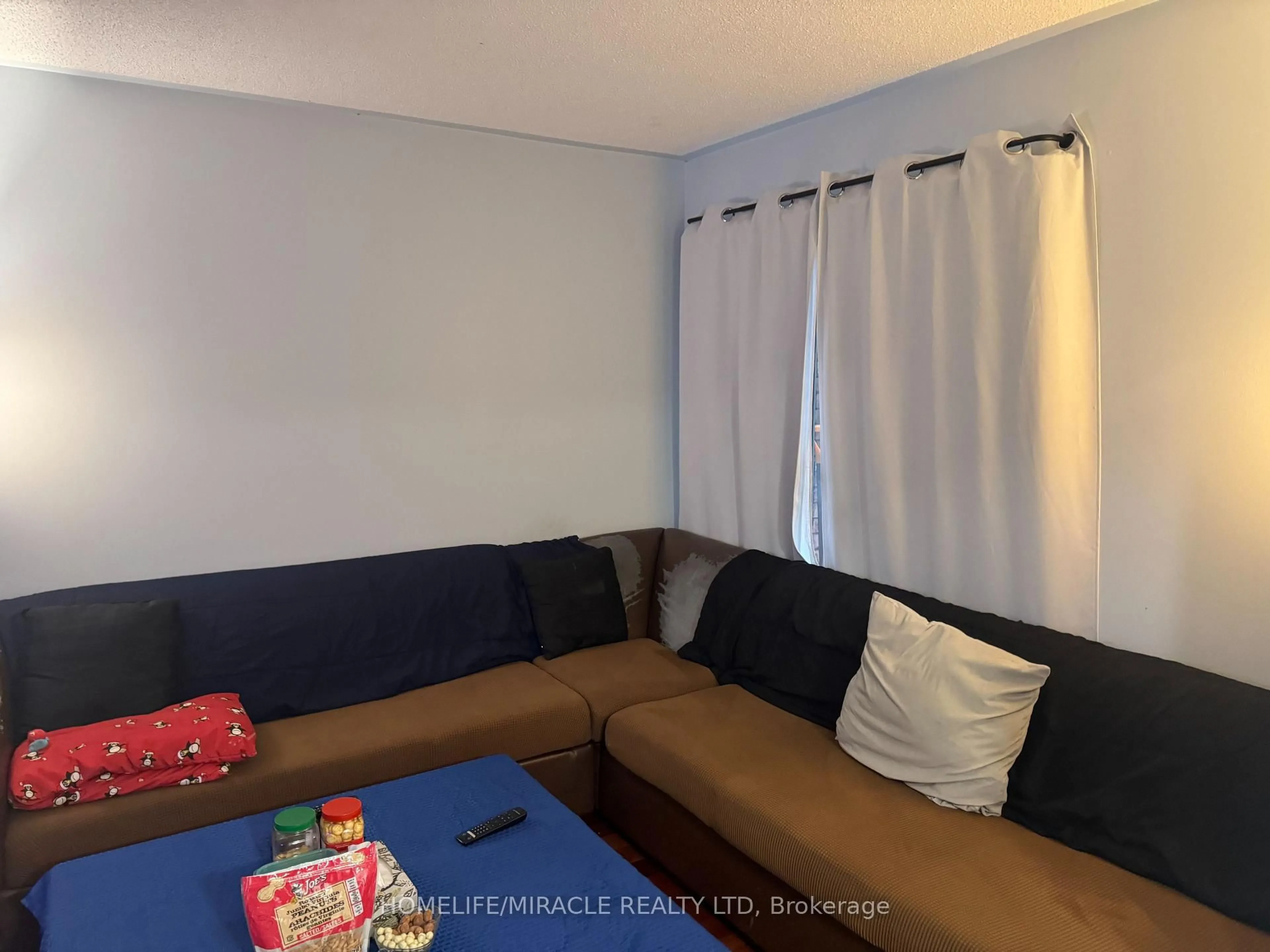 Living room with furniture, unknown for 711 Ashprior Ave, Mississauga Ontario L5R 3N8