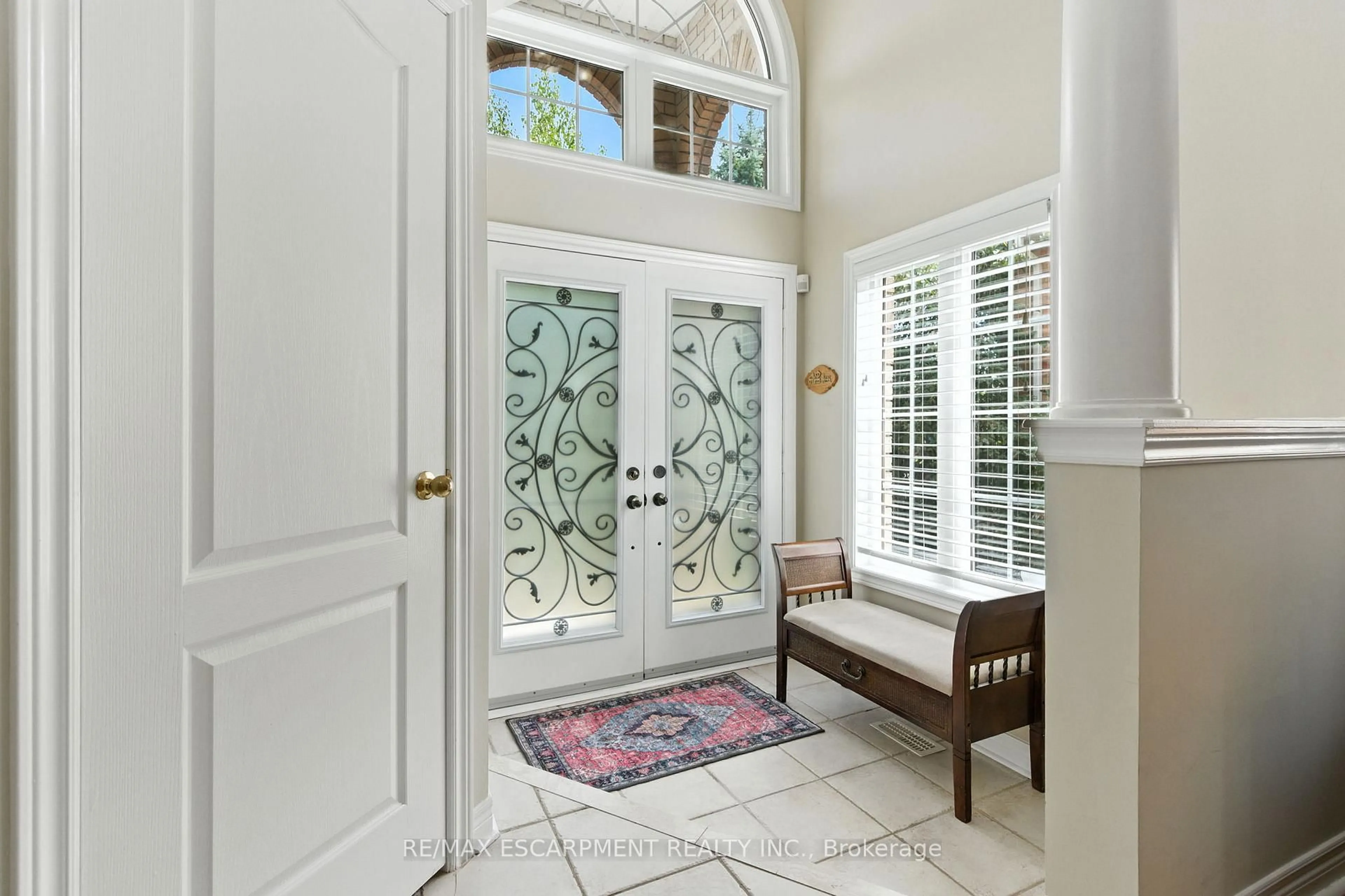 Indoor entryway for 49 Johnson Cres, Halton Hills Ontario L7G 6C9