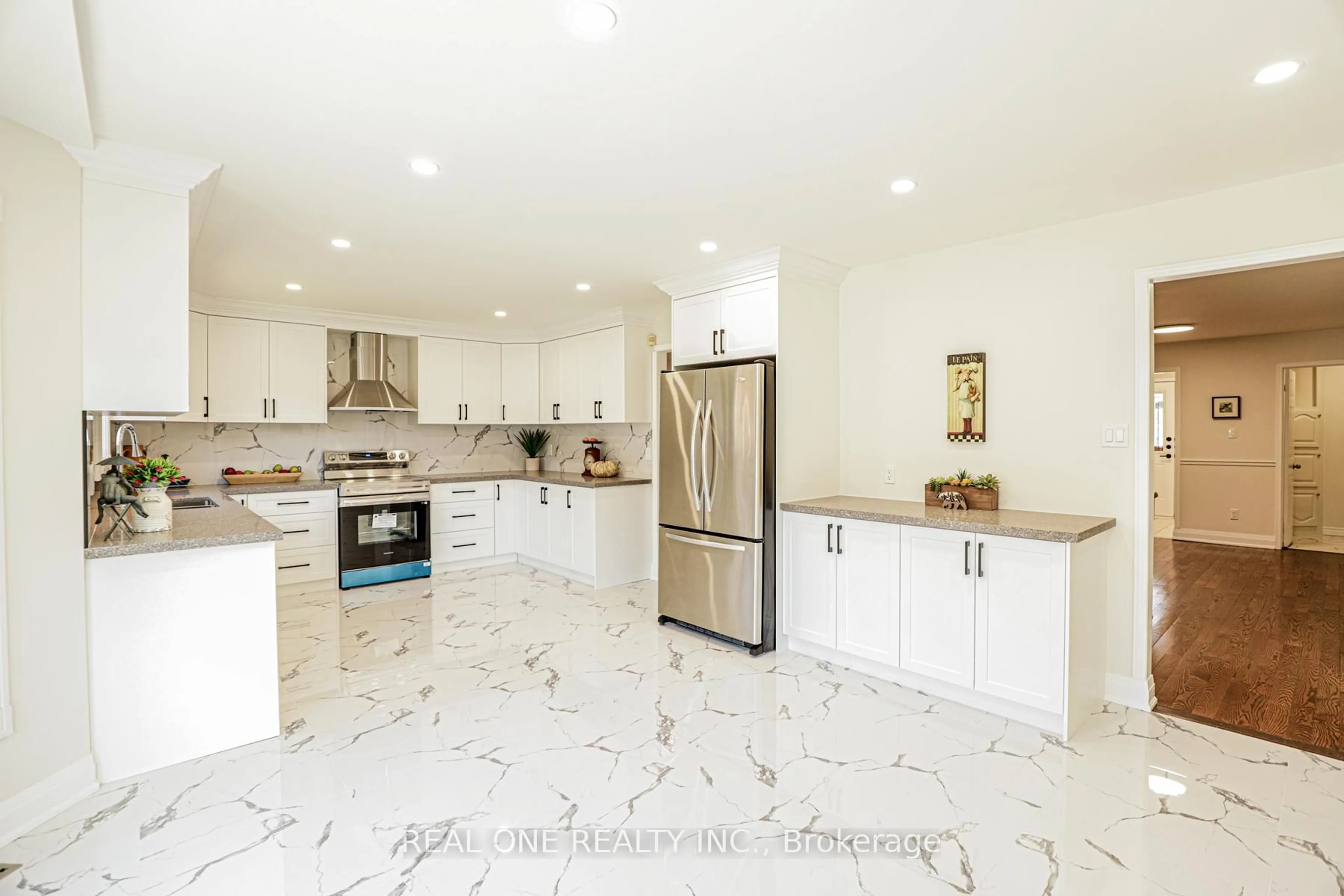 Open concept kitchen, ceramic/tile floor for 621 Winterton Way, Mississauga Ontario L5R 3J3