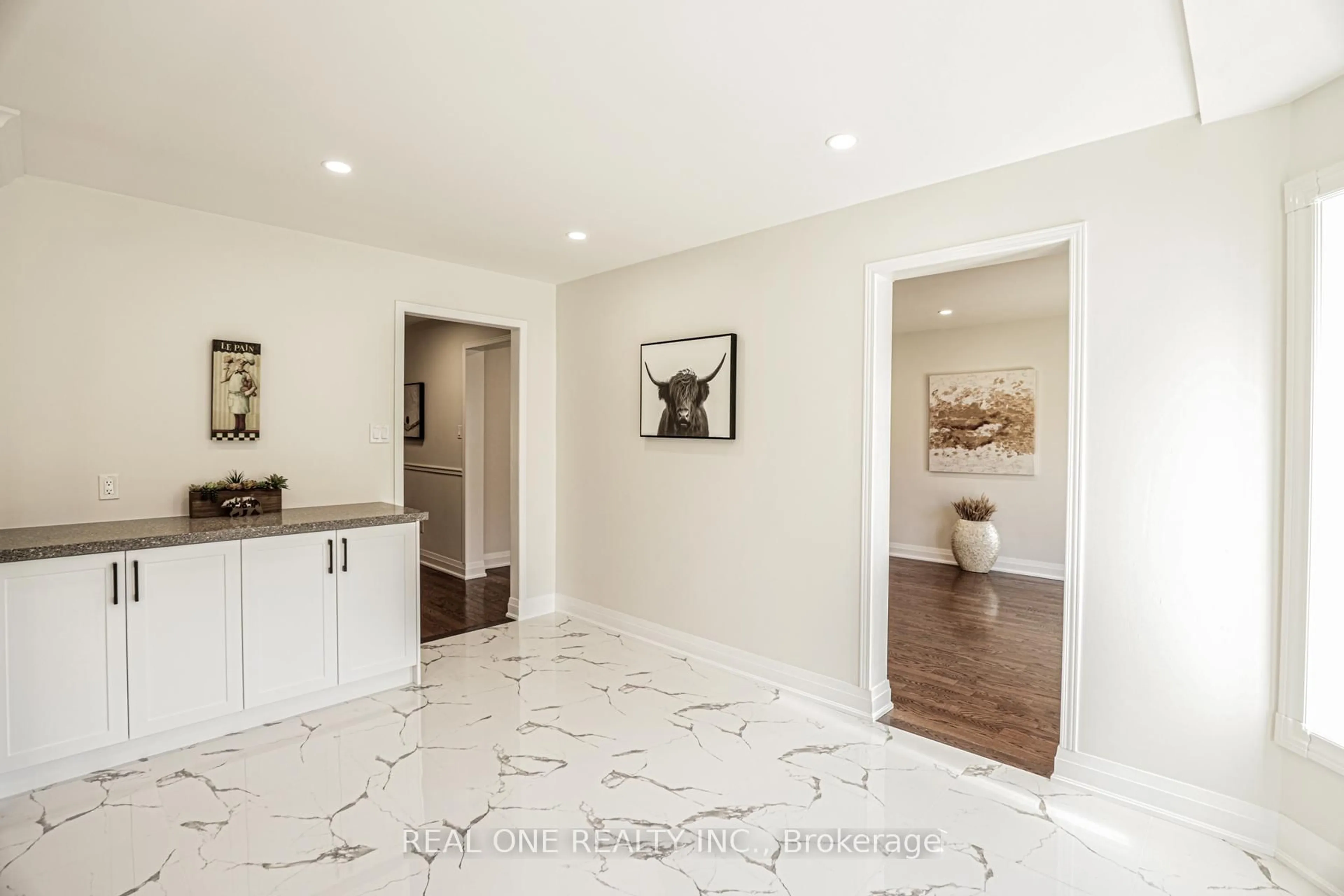 Indoor entryway for 621 Winterton Way, Mississauga Ontario L5R 3J3