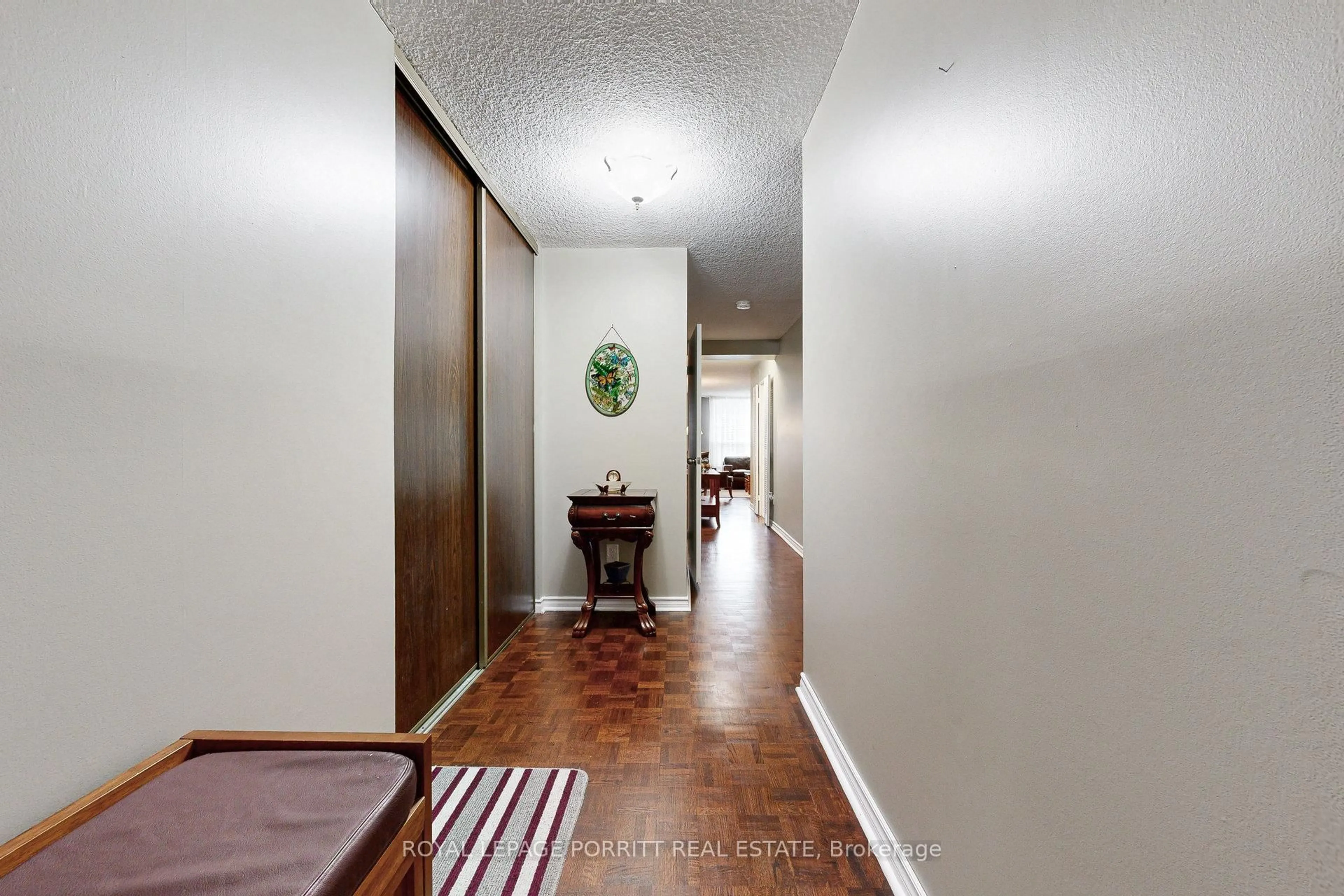 Indoor entryway for 1535 Lakeshore Rd #201, Mississauga Ontario L5E 3E2