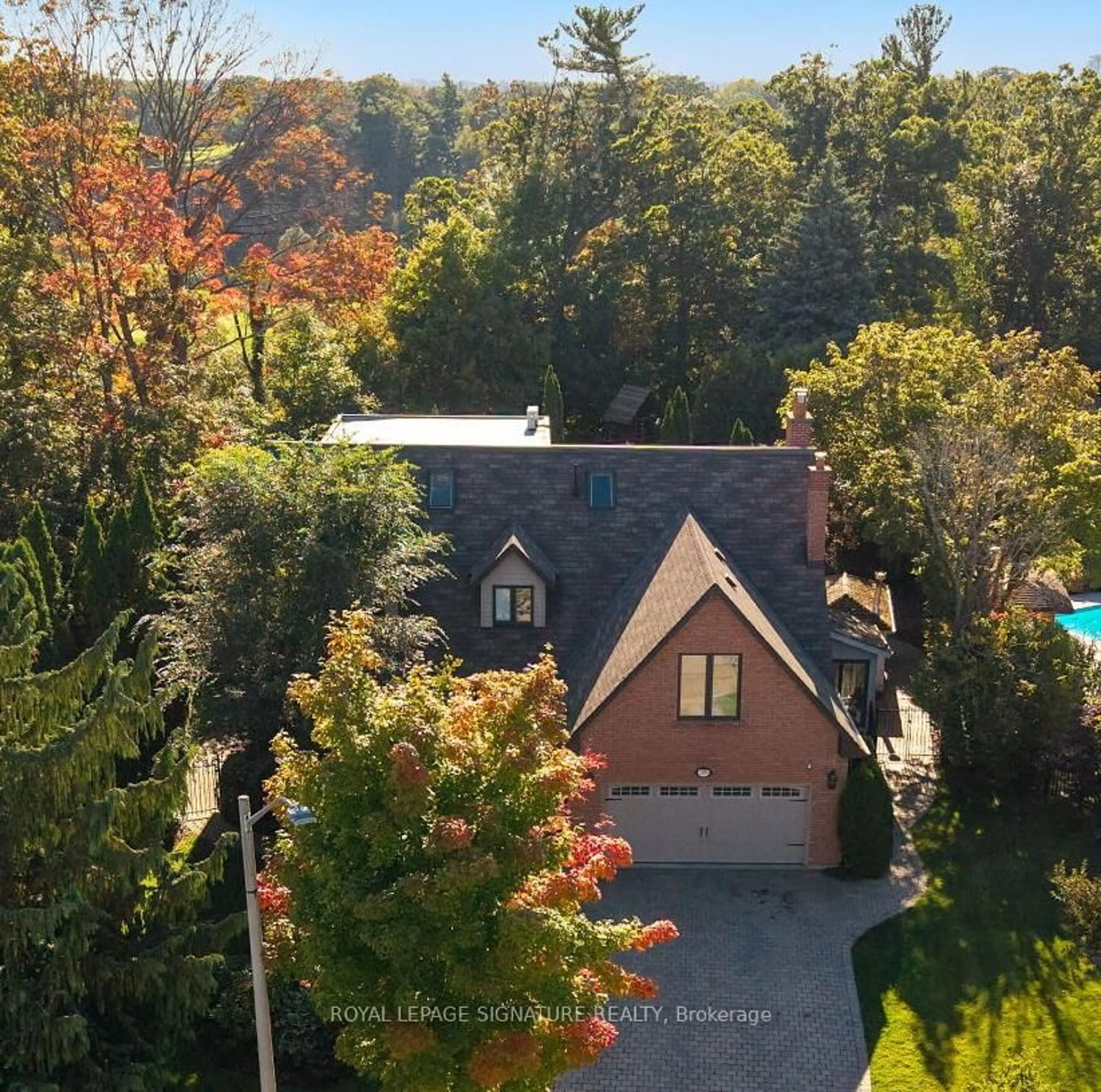 A pic from outside/outdoor area/front of a property/back of a property/a pic from drone, unknown for 1189 Ostler Crt, Mississauga Ontario L5C 3G5