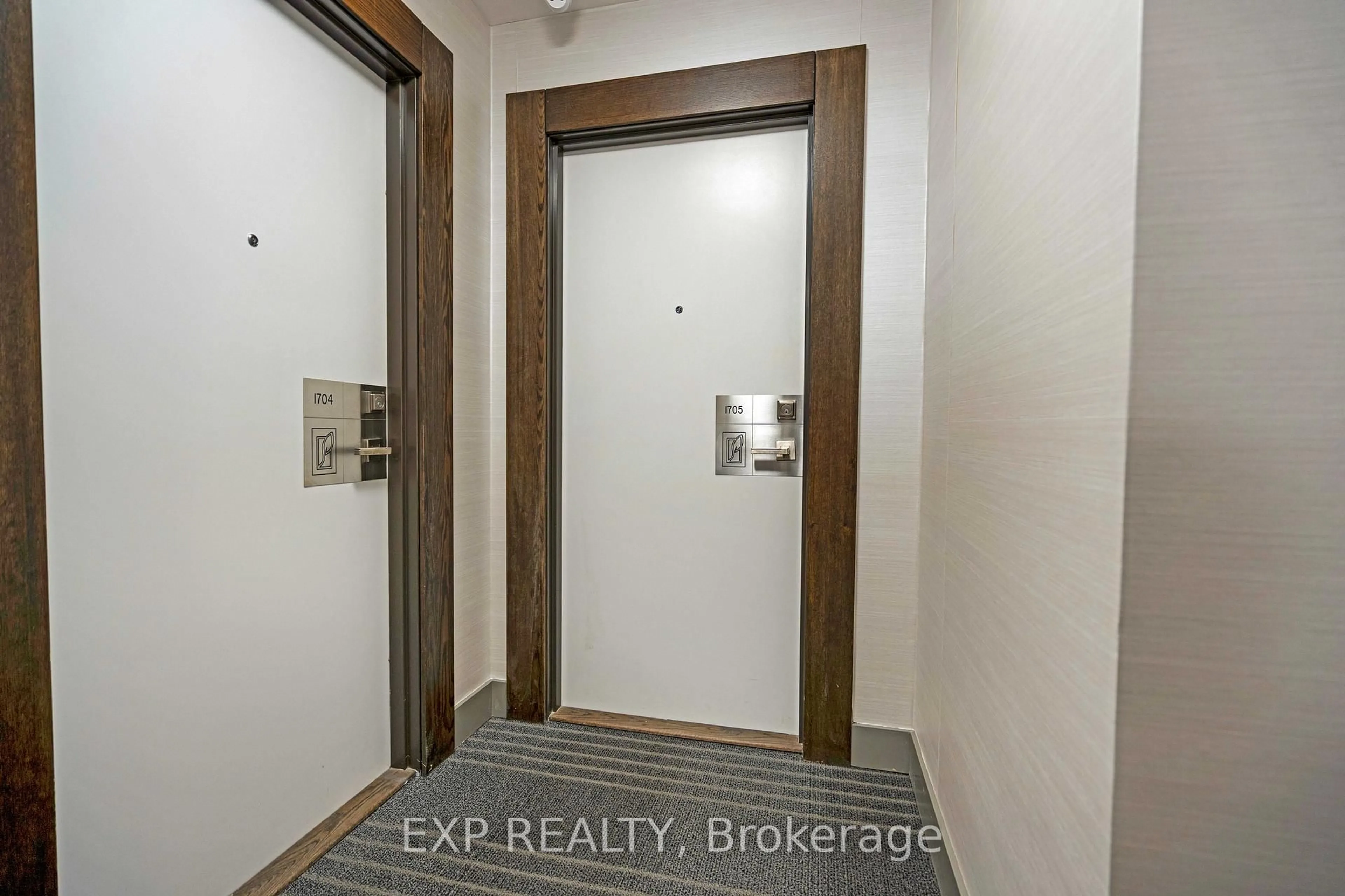 Indoor entryway for 510 Curran Pl #1705, Mississauga Ontario L5B 0J8