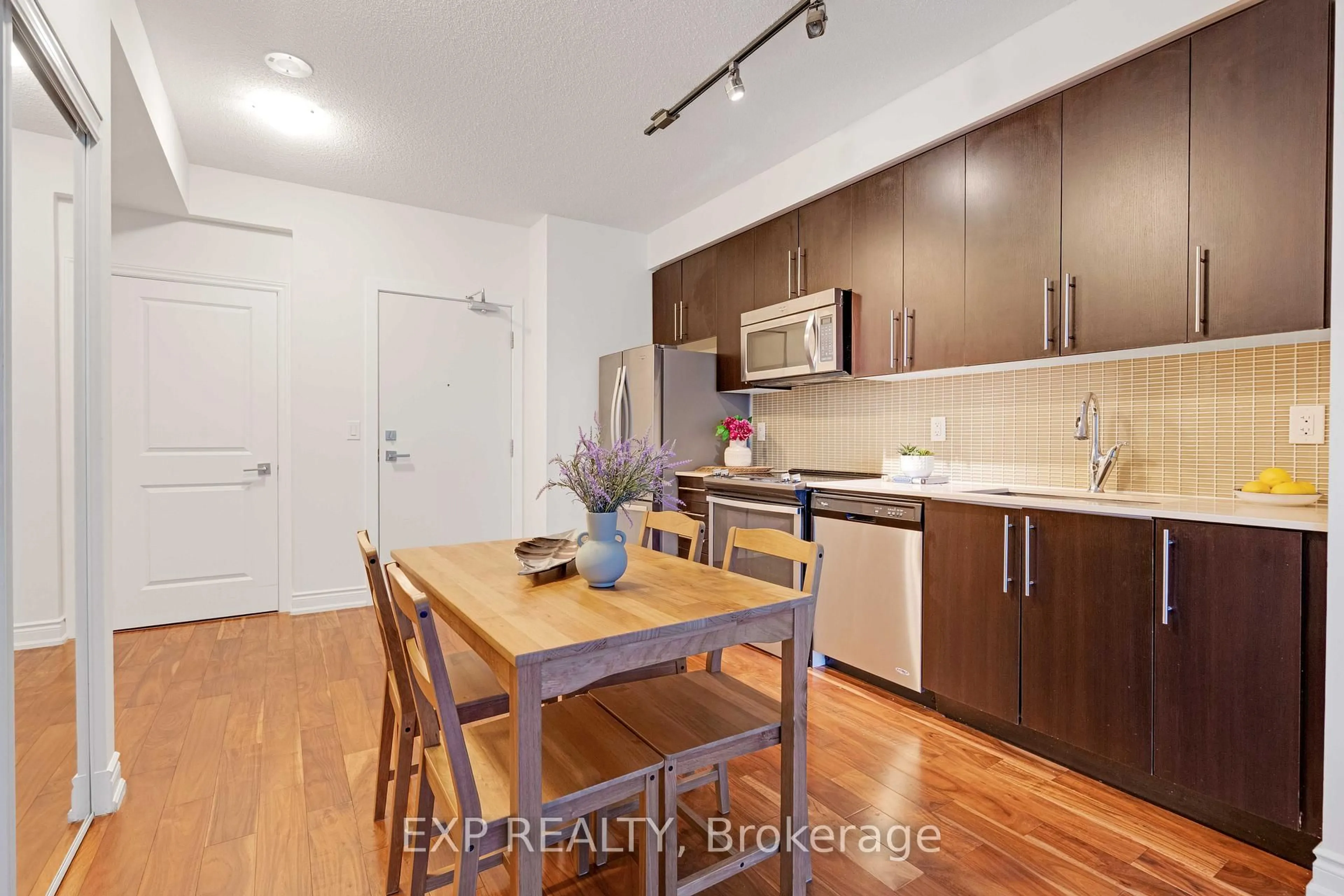 Standard kitchen, wood/laminate floor for 510 Curran Pl #1705, Mississauga Ontario L5B 0J8