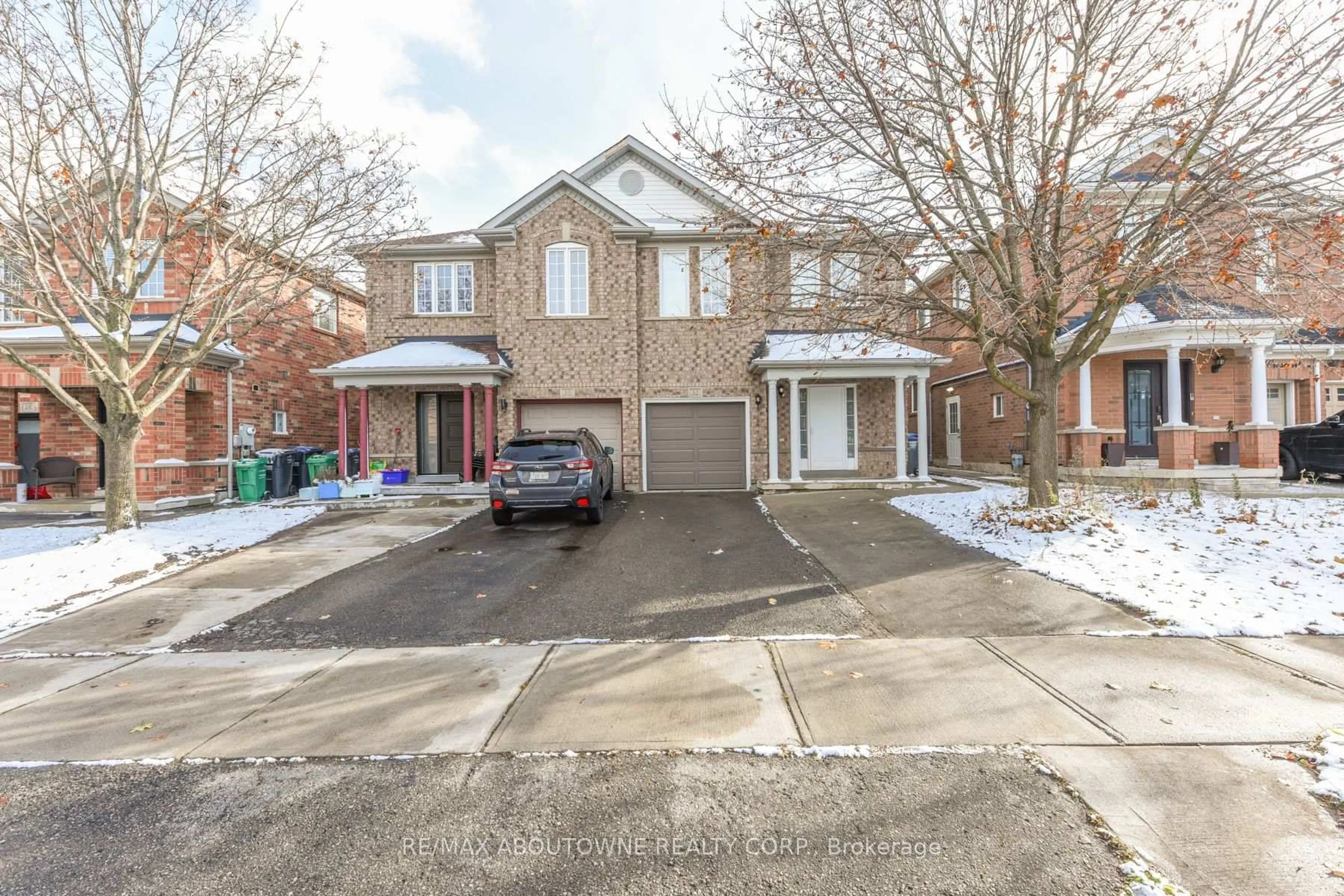 Unknown for 32 Lockheed Cres, Brampton Ontario L7A 3G2