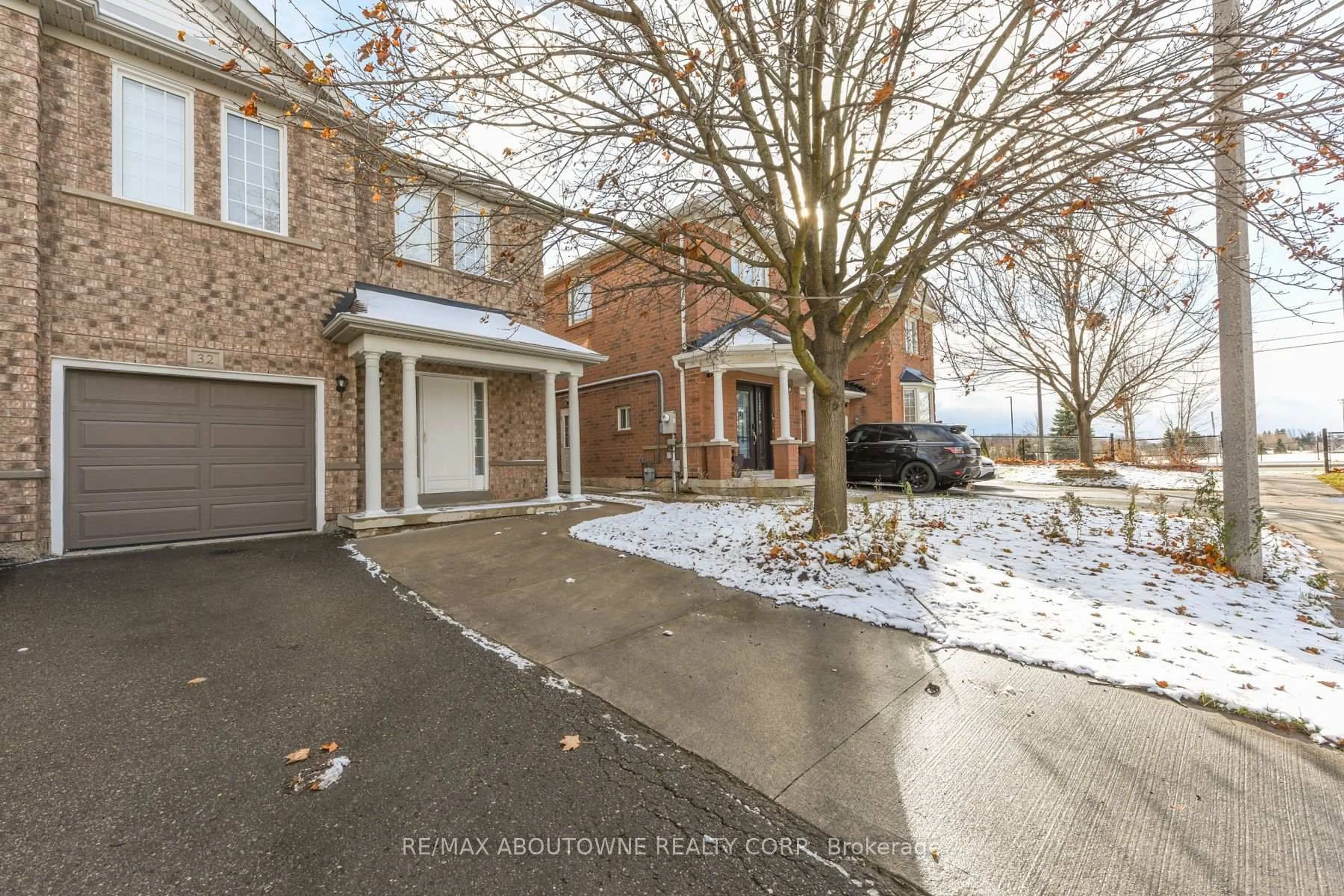 A pic from outside/outdoor area/front of a property/back of a property/a pic from drone, street for 32 Lockheed Cres, Brampton Ontario L7A 3G2