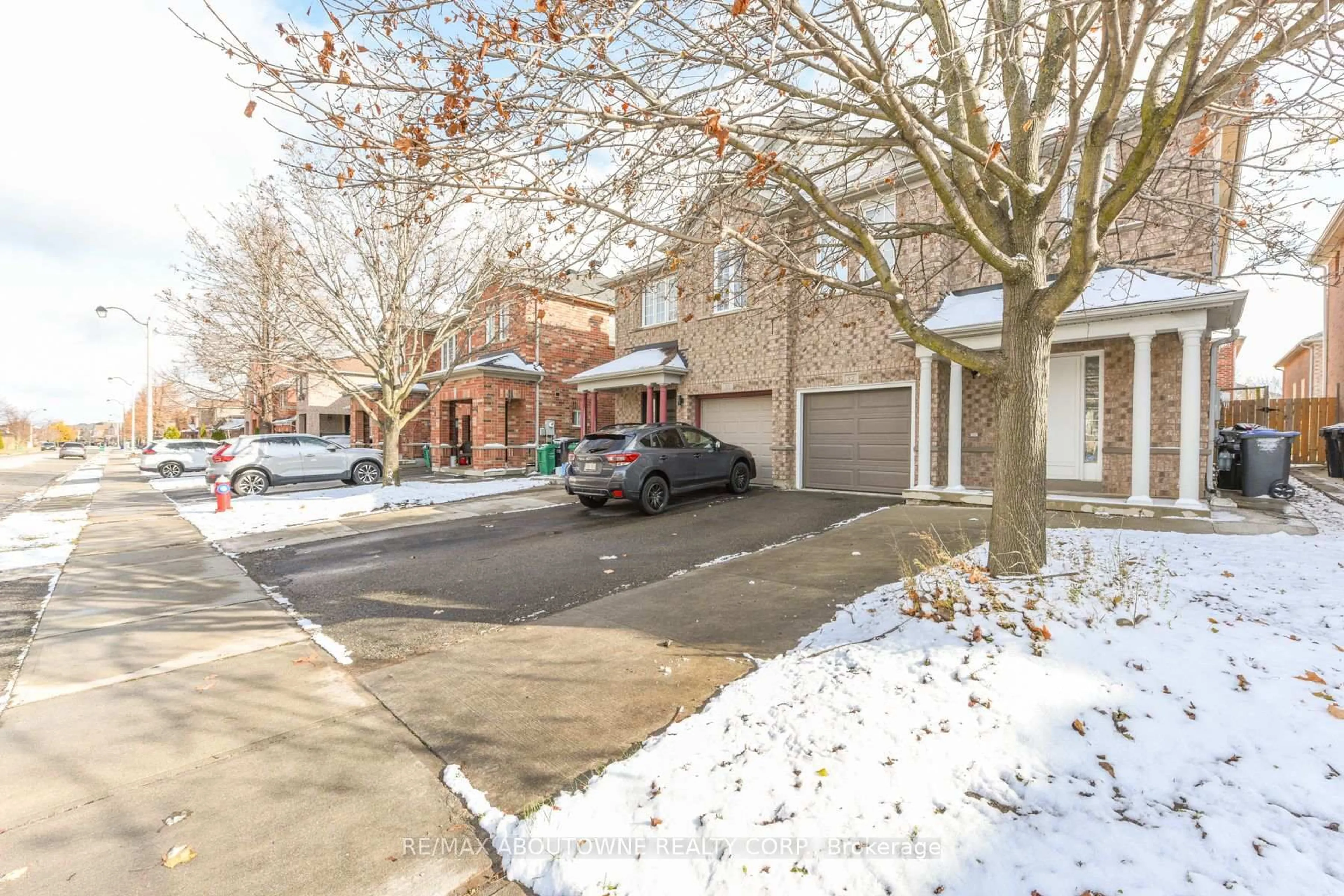 Unknown for 32 Lockheed Cres, Brampton Ontario L7A 3G2