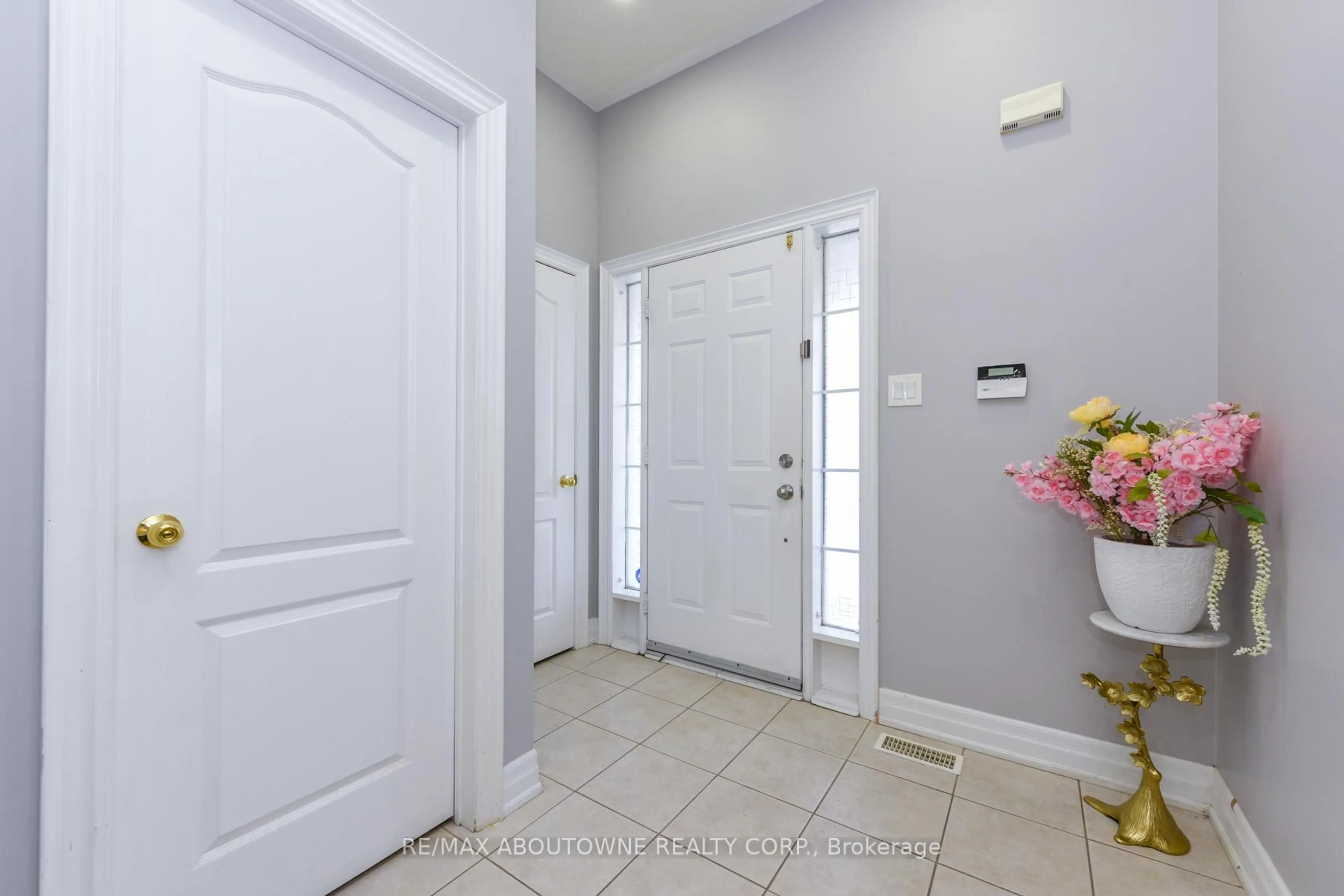 Indoor entryway for 32 Lockheed Cres, Brampton Ontario L7A 3G2