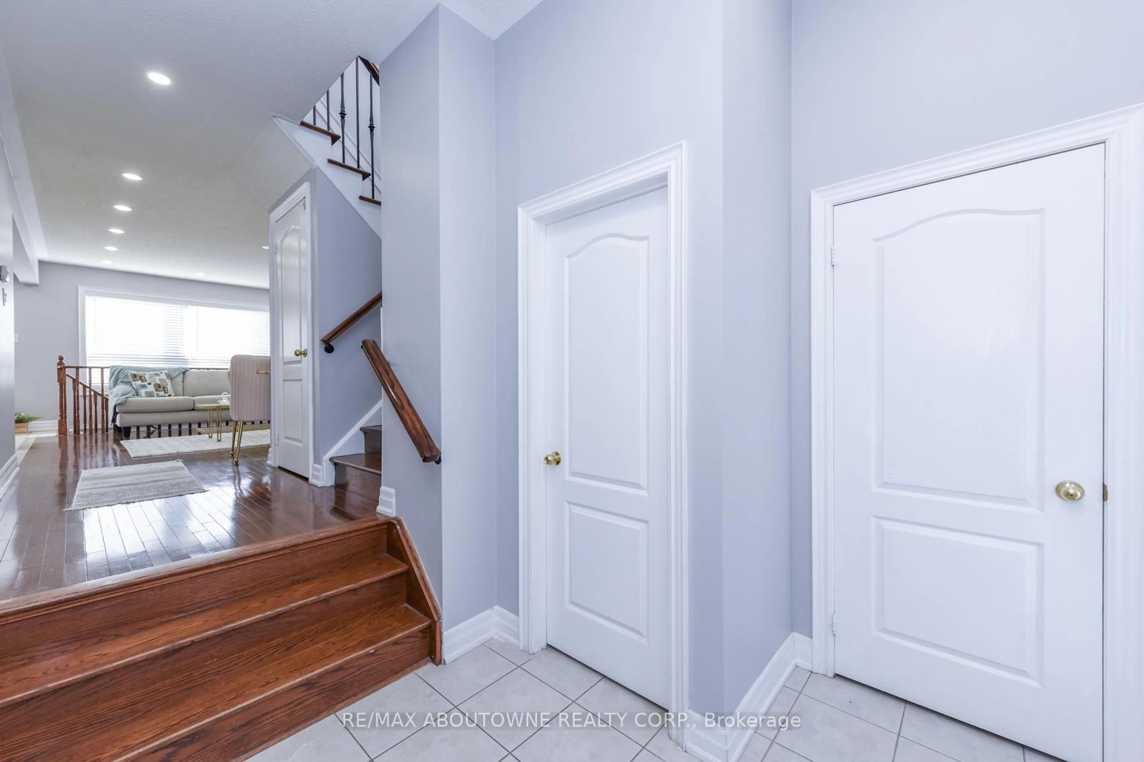 Indoor entryway for 32 Lockheed Cres, Brampton Ontario L7A 3G2