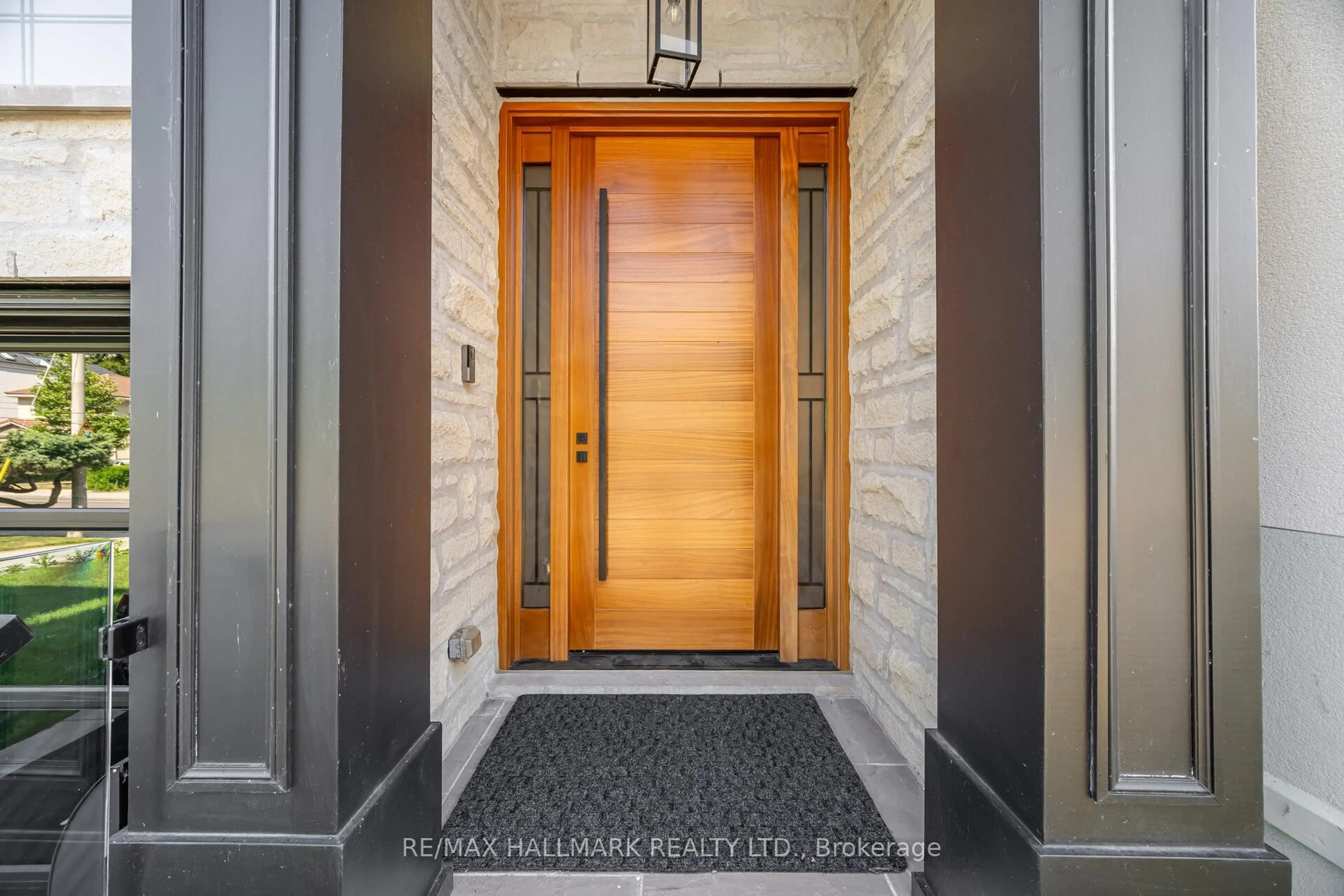 Indoor entryway for 78 South Kingsway, Toronto Ontario M6S 3T3