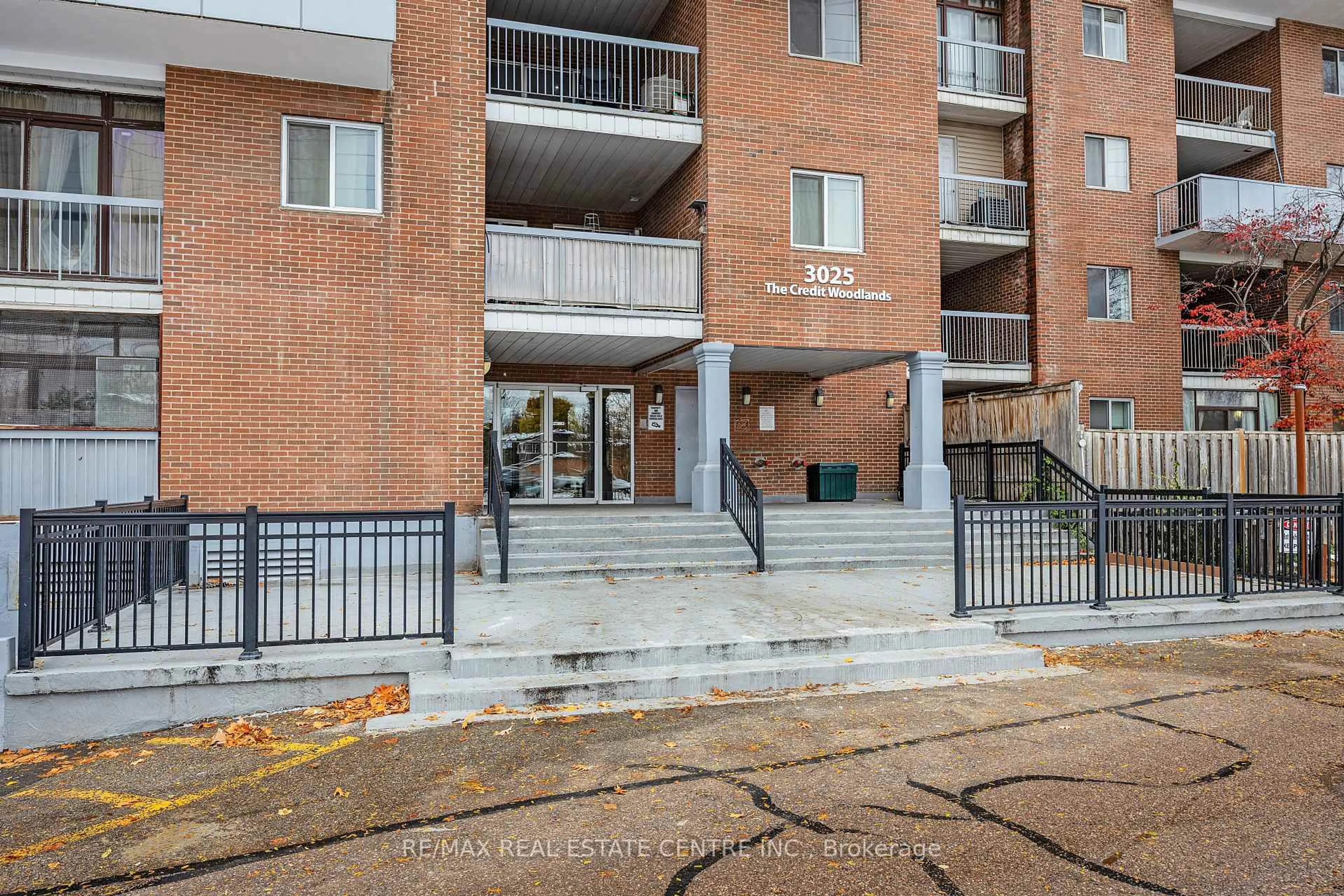 Patio, street for 3025 The Credit Woodlands #250, Mississauga Ontario L5C 2V3