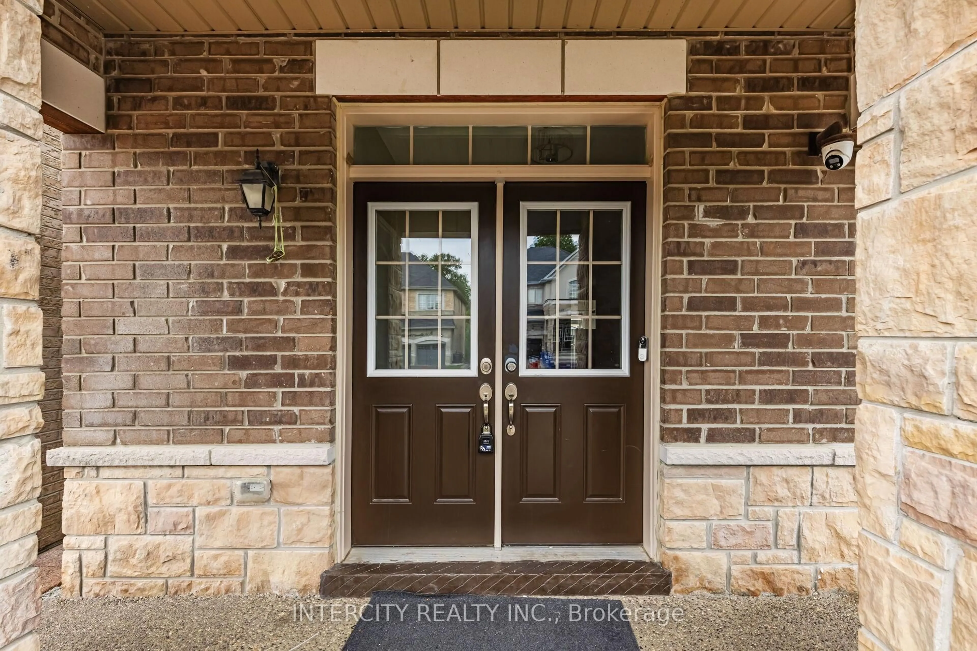 Indoor entryway for 20 Russell Creek Dr, Brampton Ontario L6R 3Y9