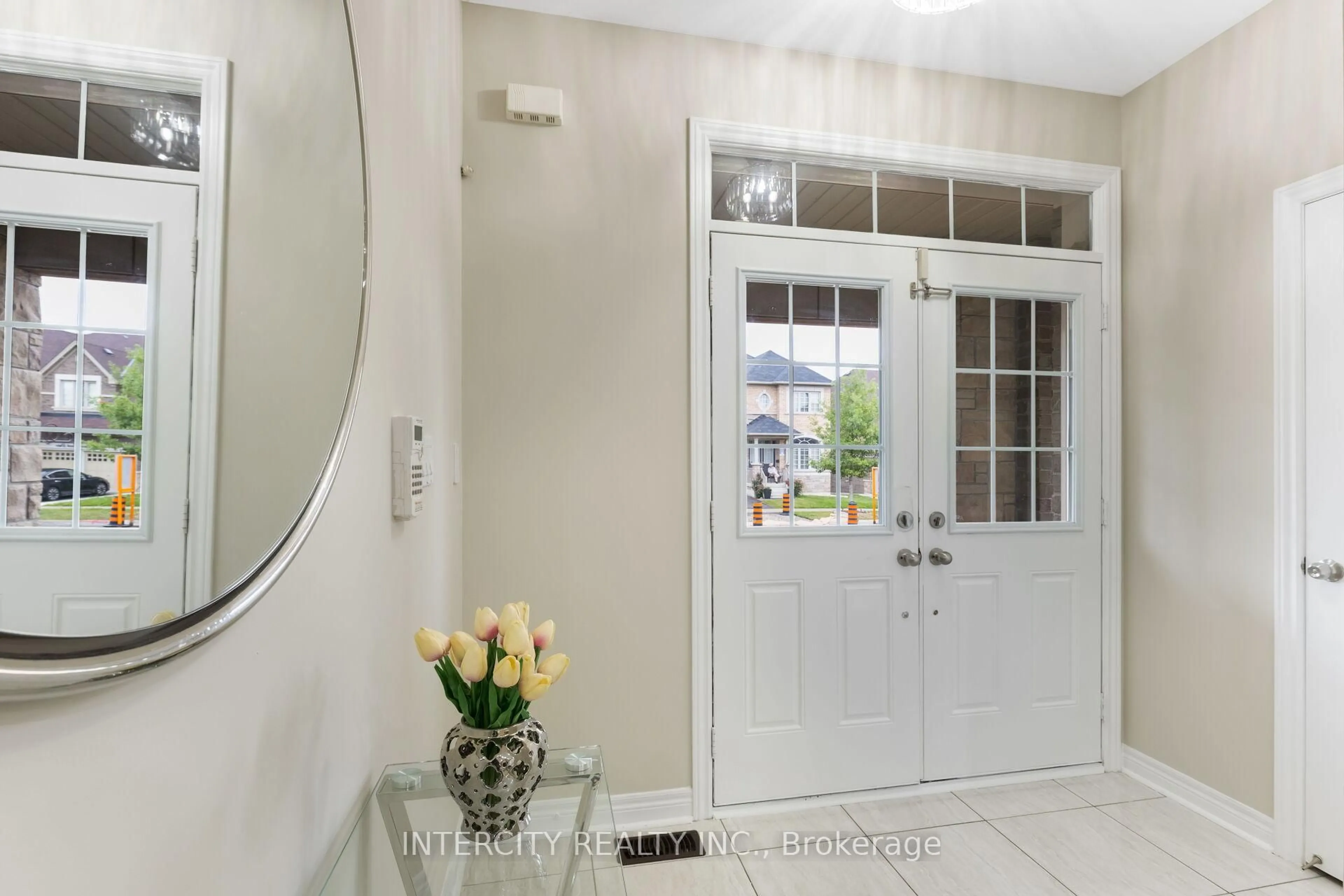 Indoor entryway for 20 Russell Creek Dr, Brampton Ontario L6R 3Y9