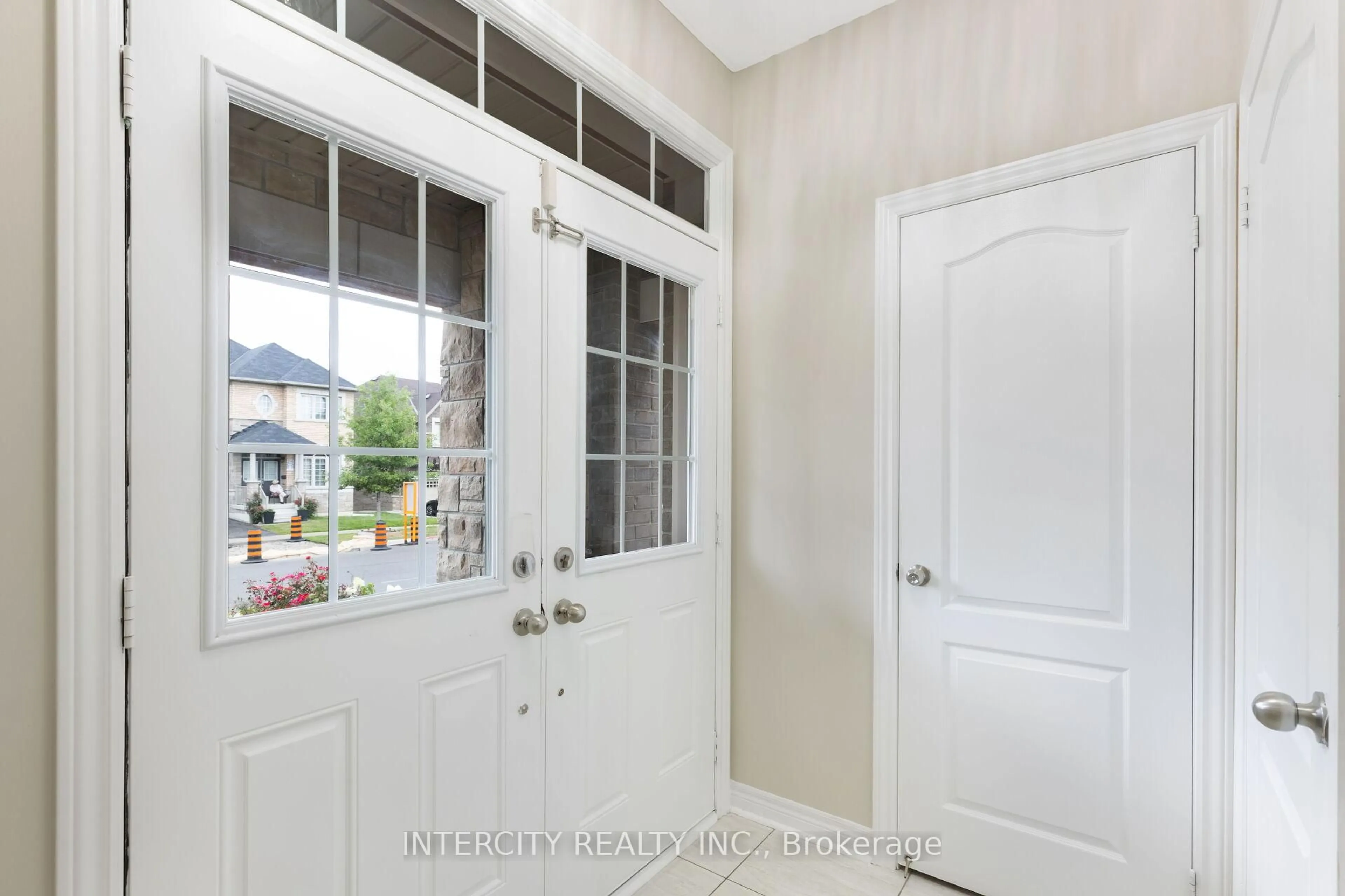 Indoor entryway for 20 Russell Creek Dr, Brampton Ontario L6R 3Y9