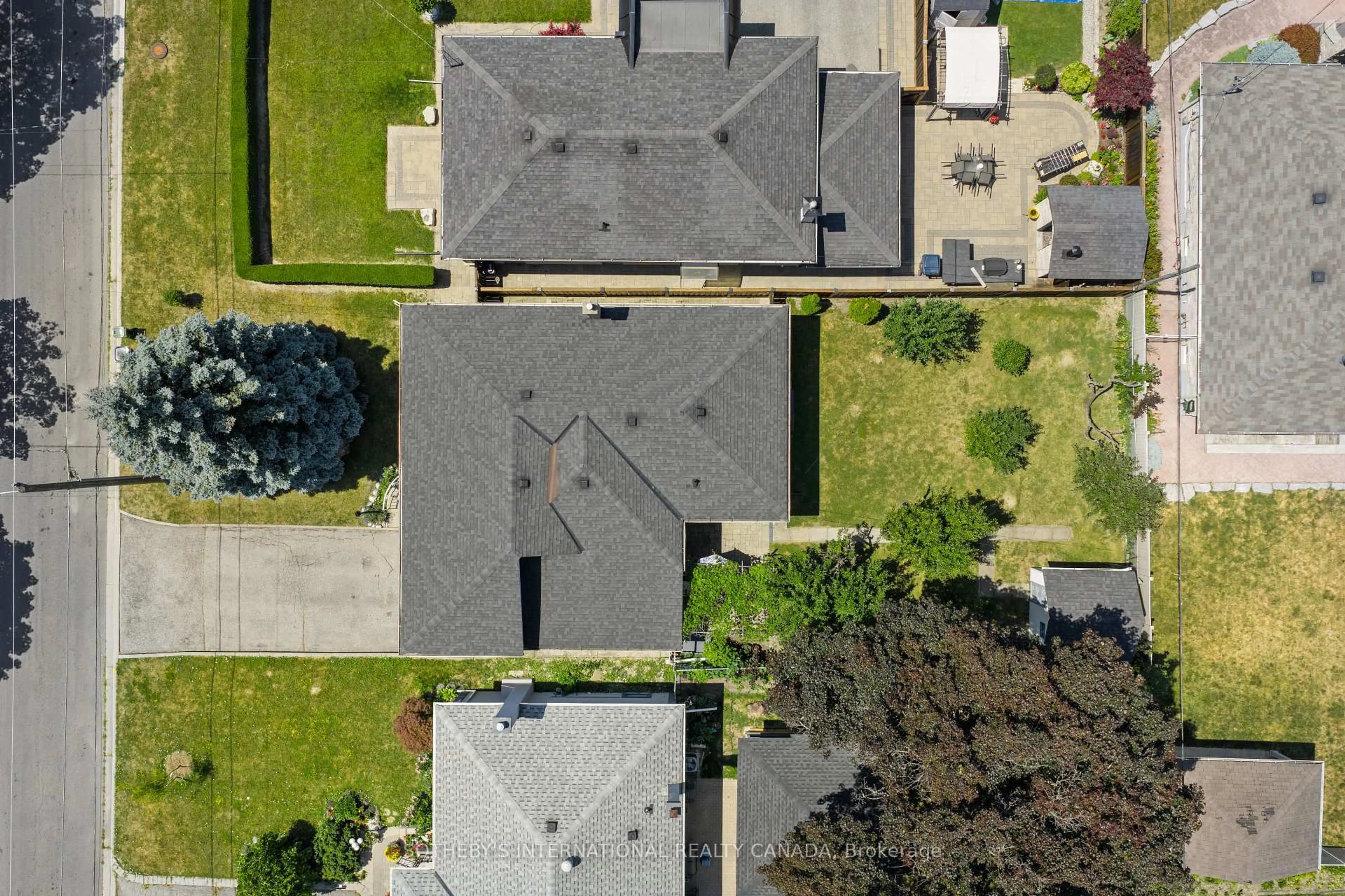 A pic from outside/outdoor area/front of a property/back of a property/a pic from drone, street for 76 Lawnside Dr, Toronto Ontario M6L 1Z7