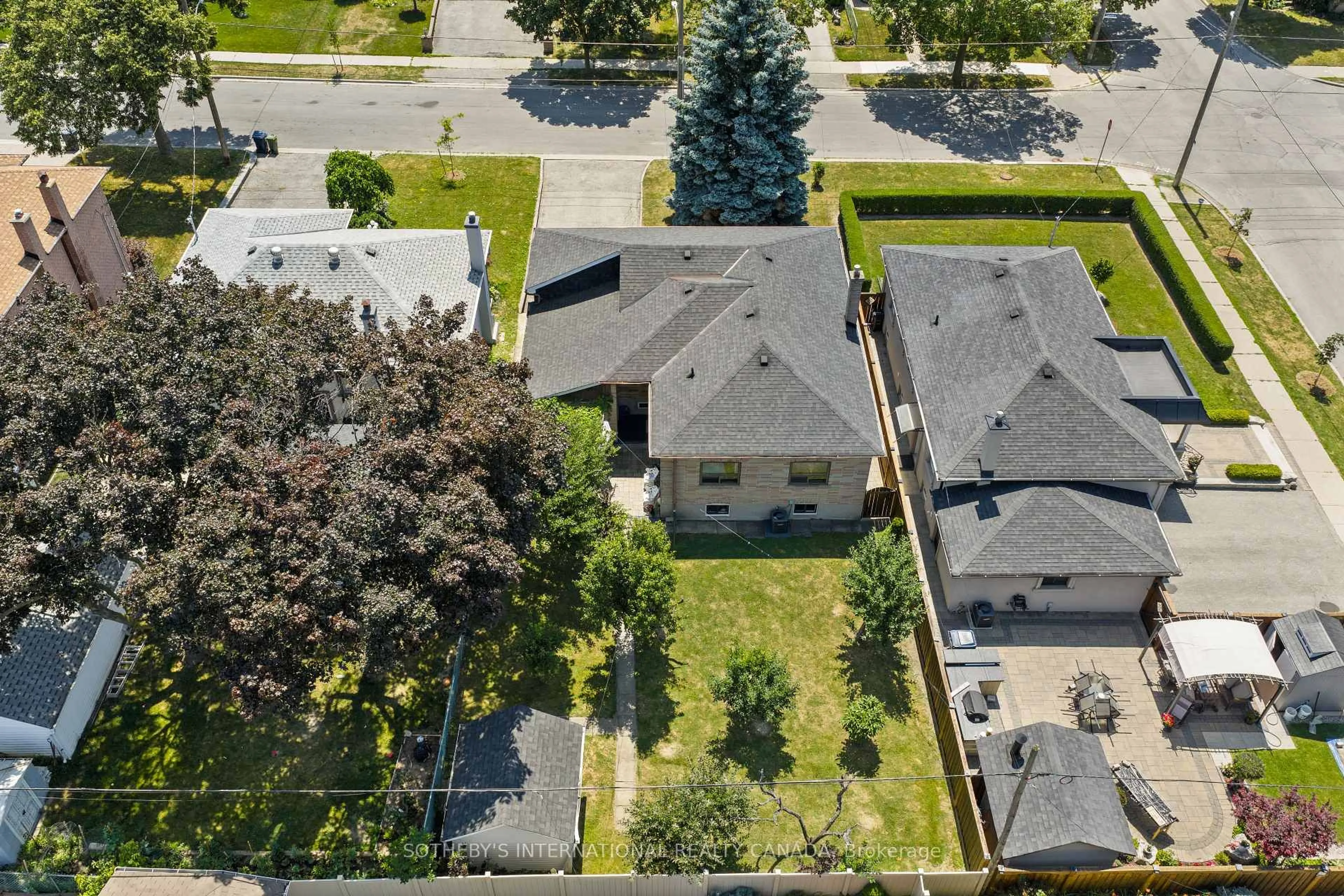 A pic from outside/outdoor area/front of a property/back of a property/a pic from drone, street for 76 Lawnside Dr, Toronto Ontario M6L 1Z7