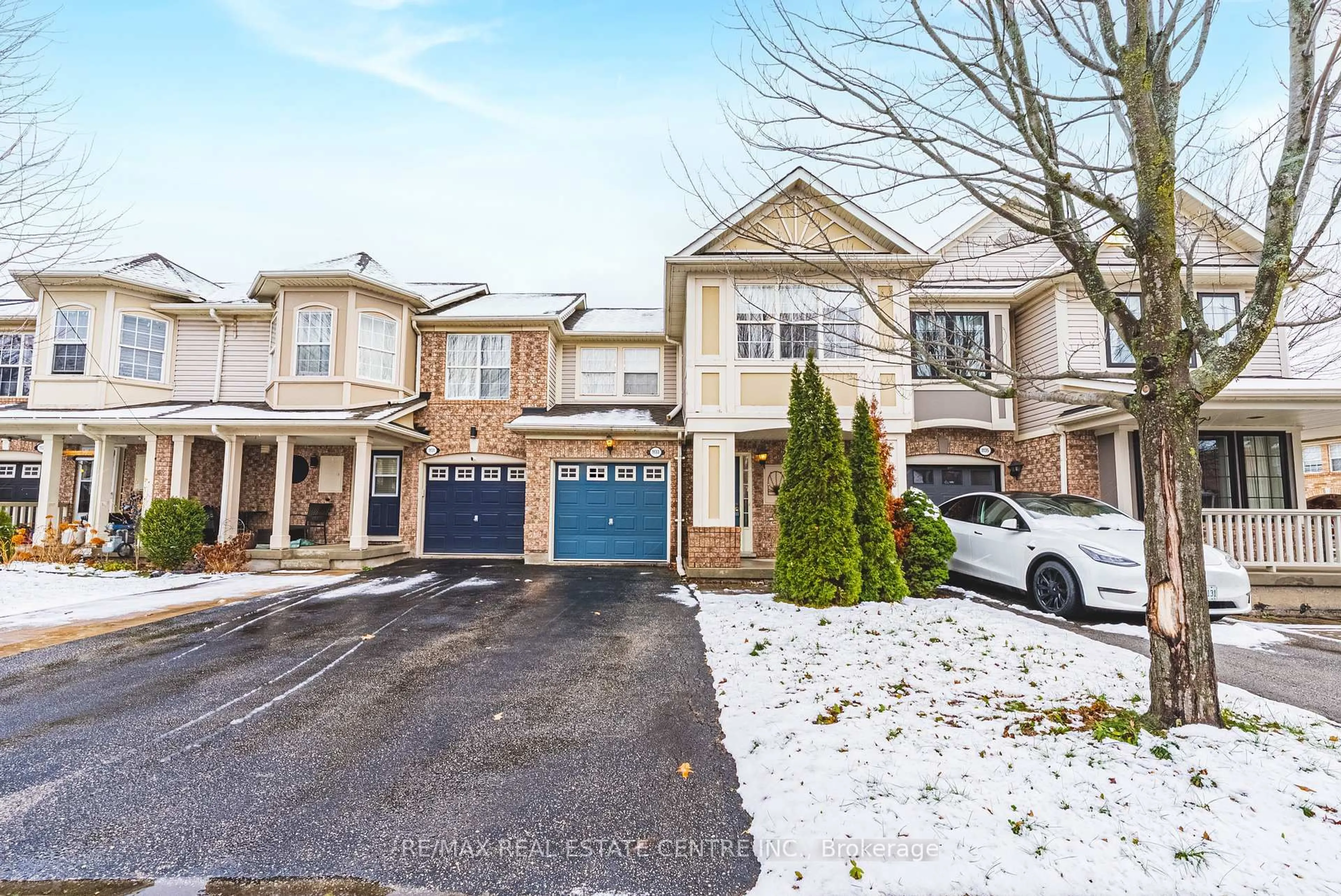 A pic from outside/outdoor area/front of a property/back of a property/a pic from drone, street for 1133 Barclay Circ, Milton Ontario L9T 5V9