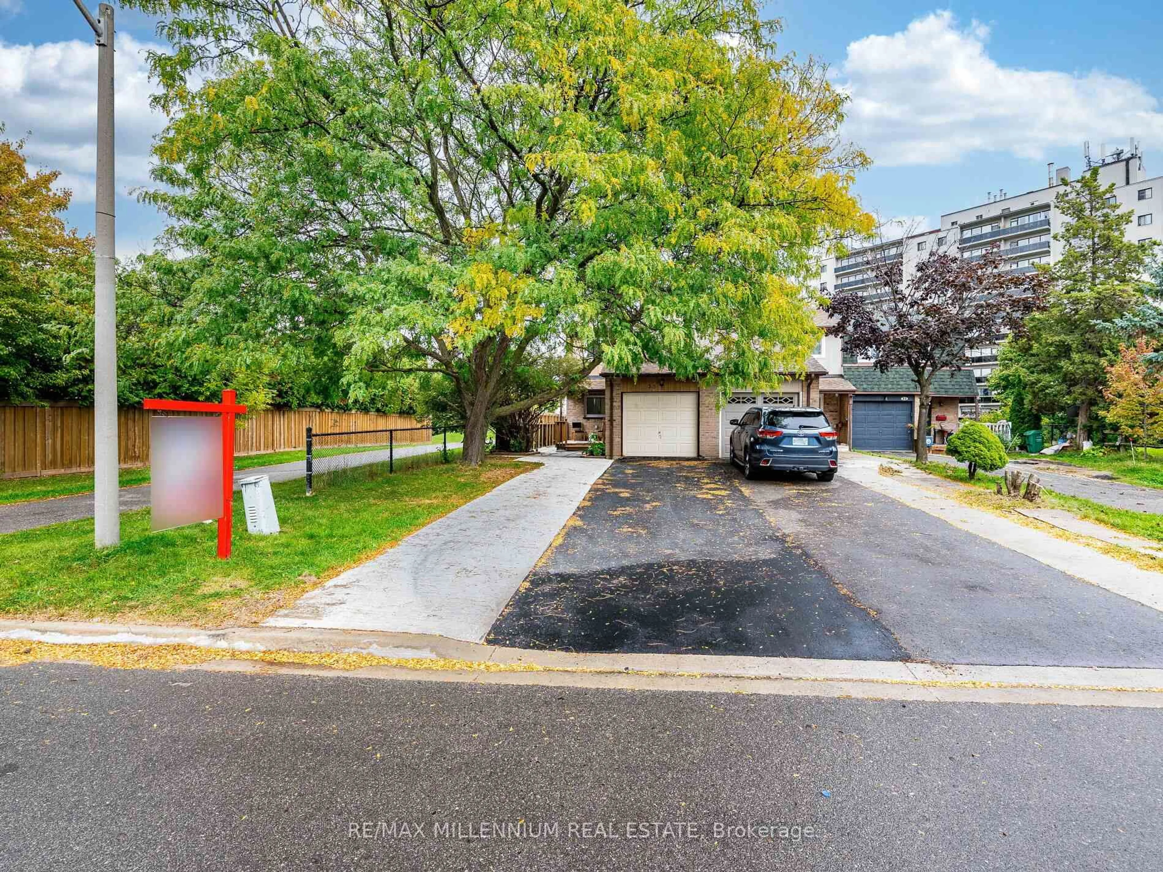 A pic from outside/outdoor area/front of a property/back of a property/a pic from drone, street for 35 Scottsdale Crt, Brampton Ontario L6W 3R8