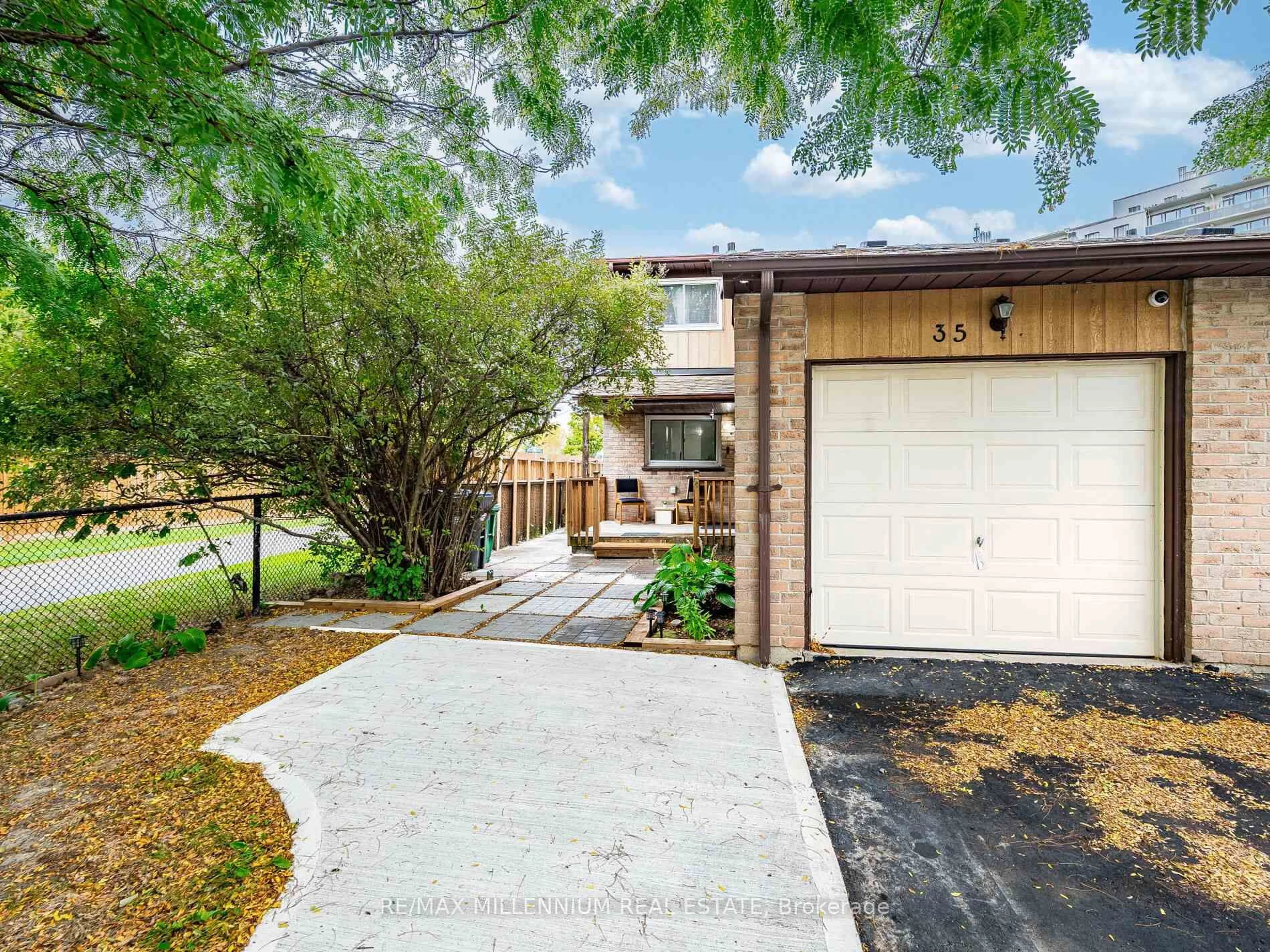 A pic from outside/outdoor area/front of a property/back of a property/a pic from drone, street for 35 Scottsdale Crt, Brampton Ontario L6W 3R8
