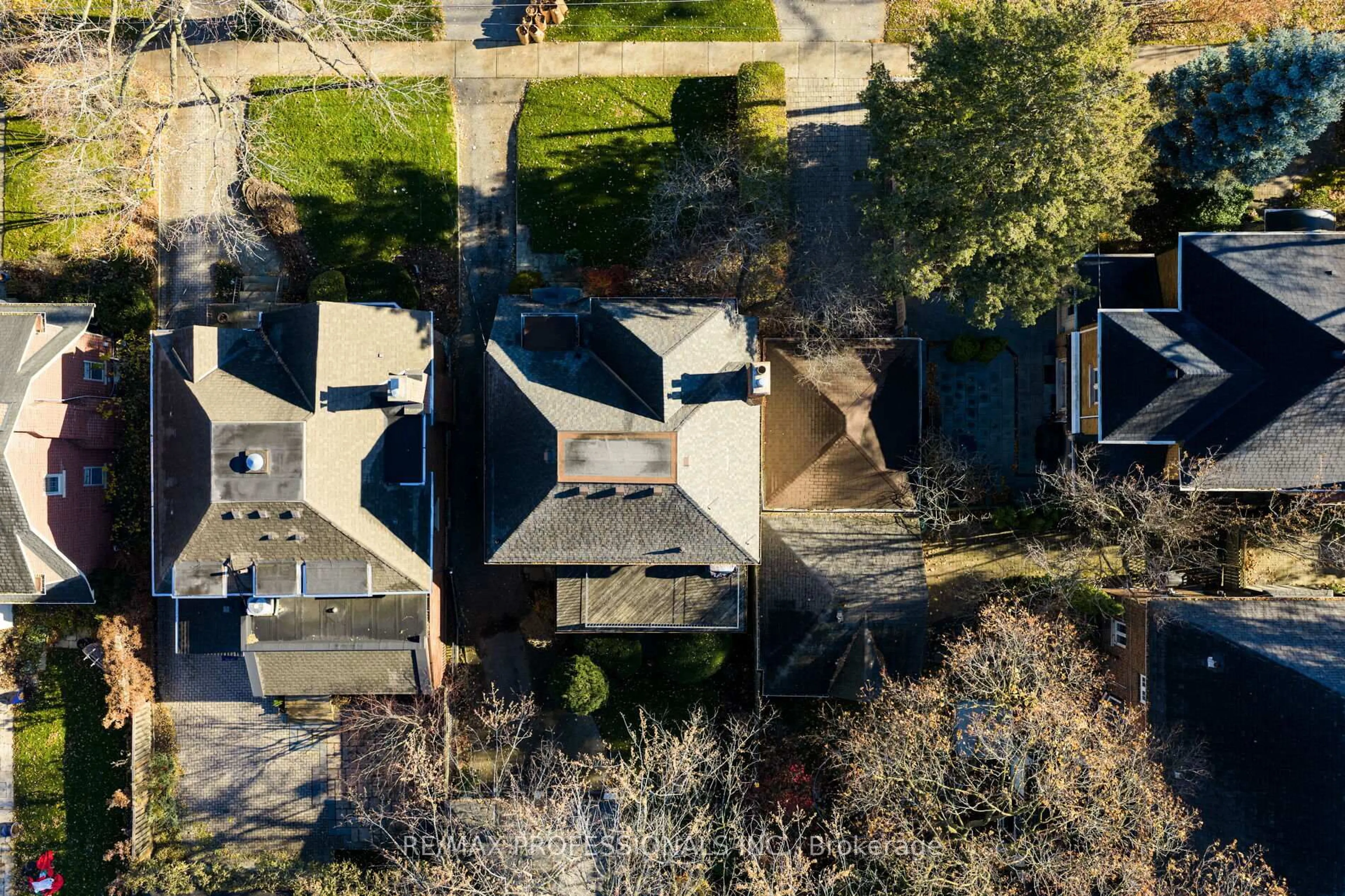 A pic from outside/outdoor area/front of a property/back of a property/a pic from drone, street for 50 Wendover Rd, Toronto Ontario M8X 2L3