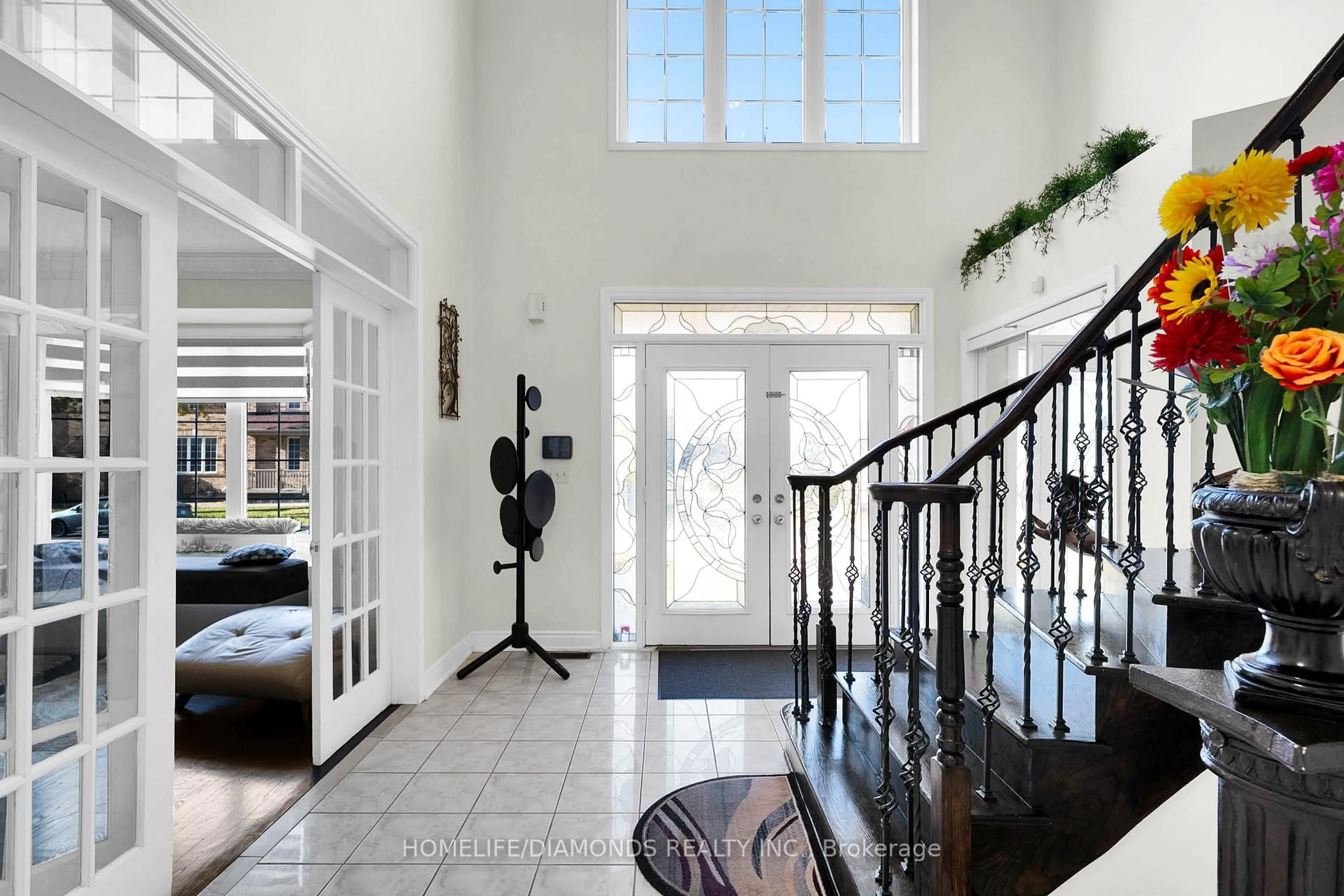 Indoor foyer for 70 Maldives Cres, Brampton Ontario L6P 1L1