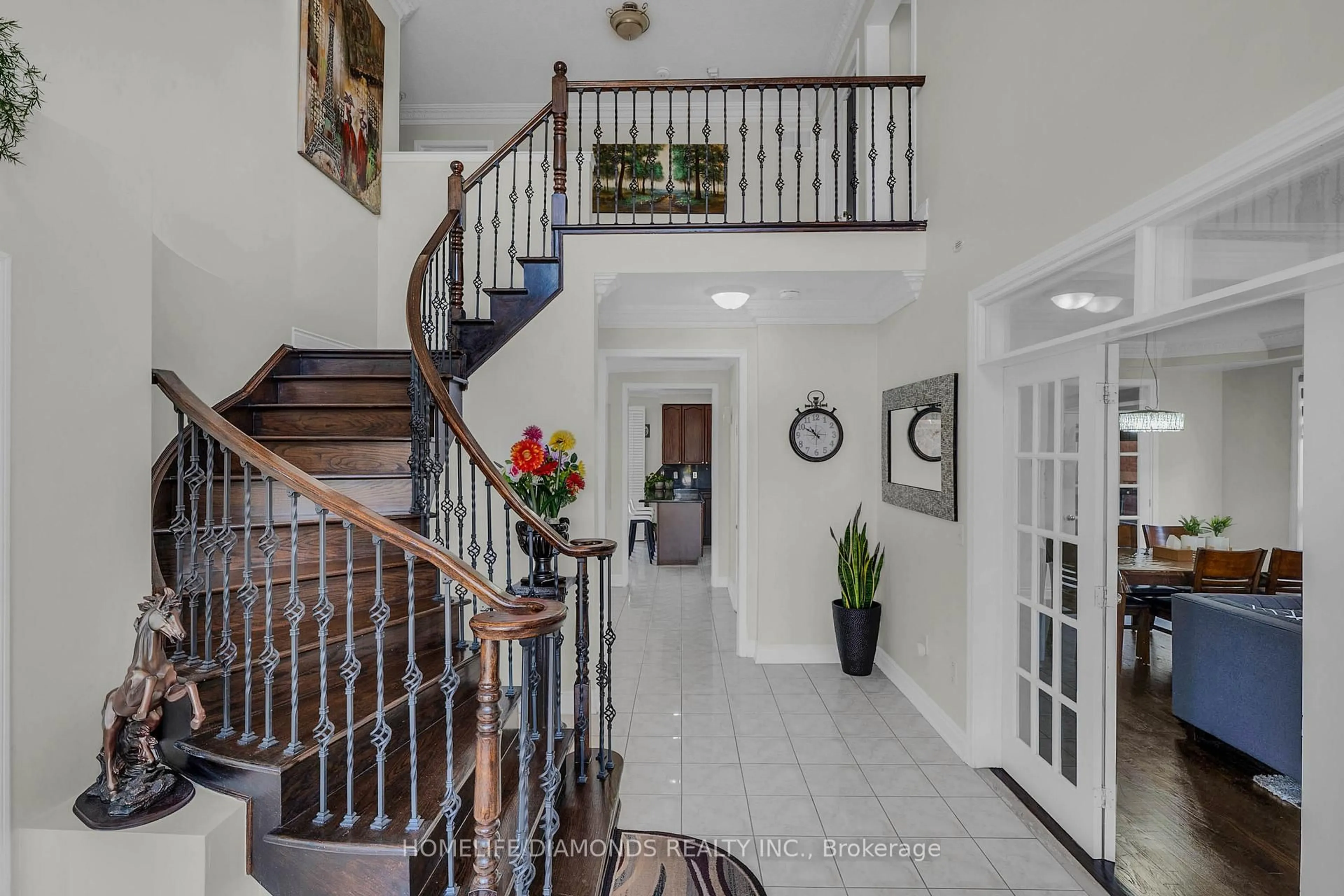 Indoor foyer for 70 Maldives Cres, Brampton Ontario L6P 1L1