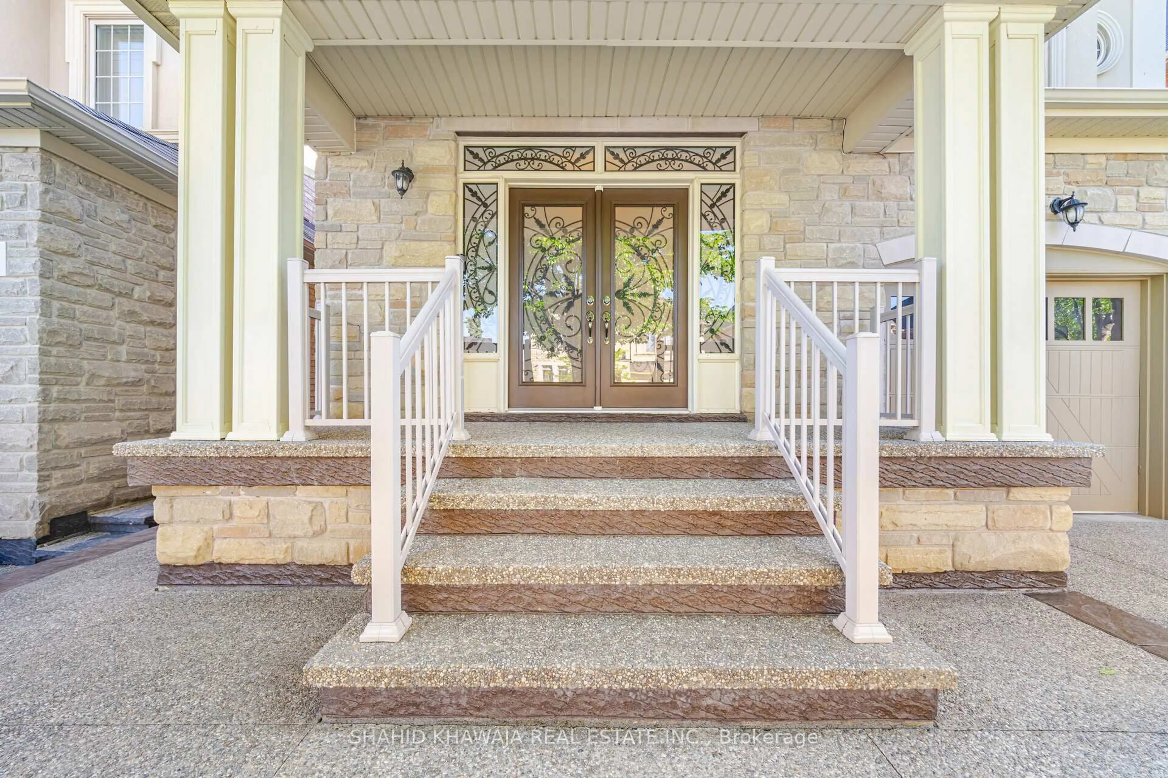 Indoor entryway for 27 Lampman Cres, Brampton Ontario L6X 0E4