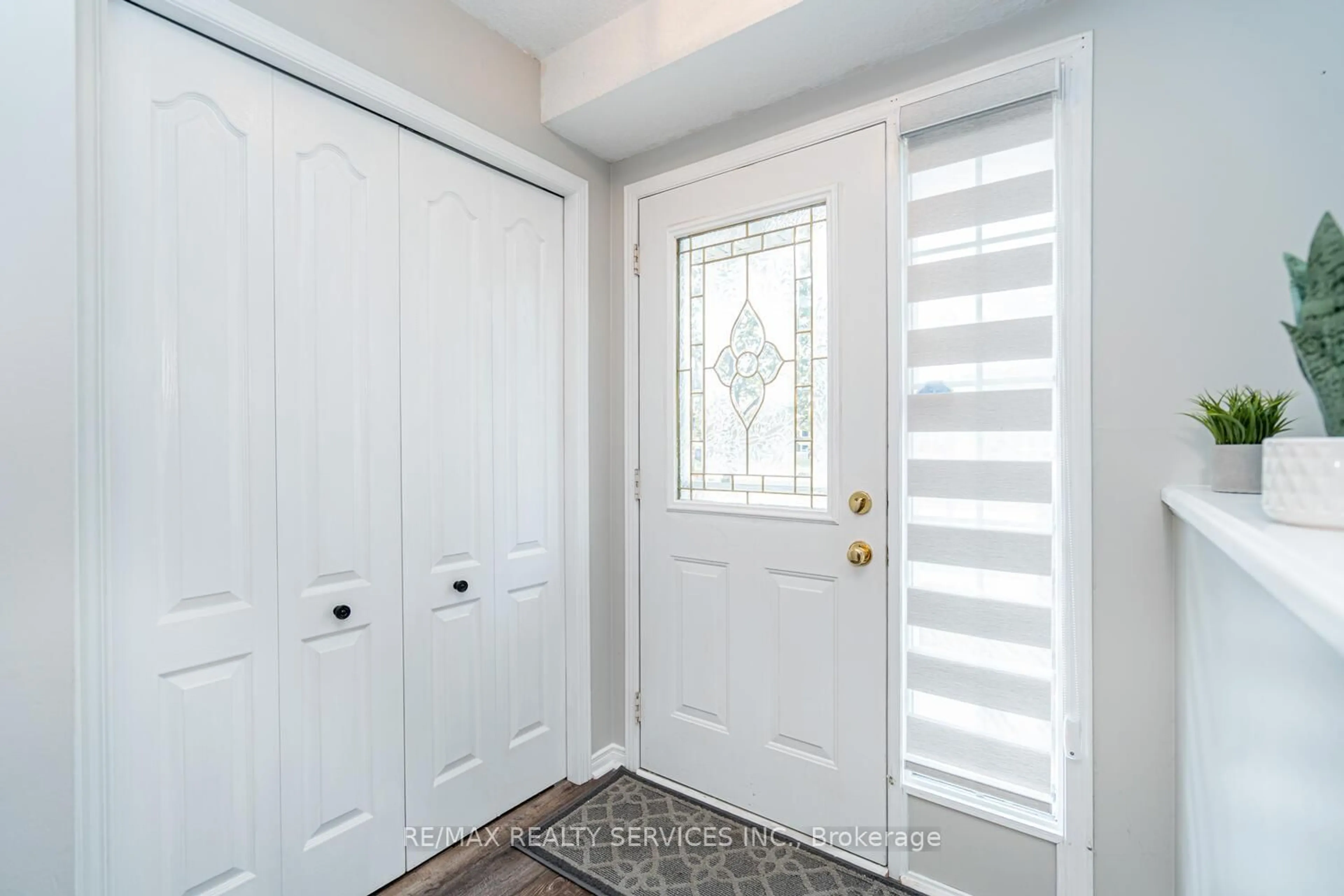 Indoor entryway for 73 Montgomery Blvd, Orangeville Ontario L9W 5H6