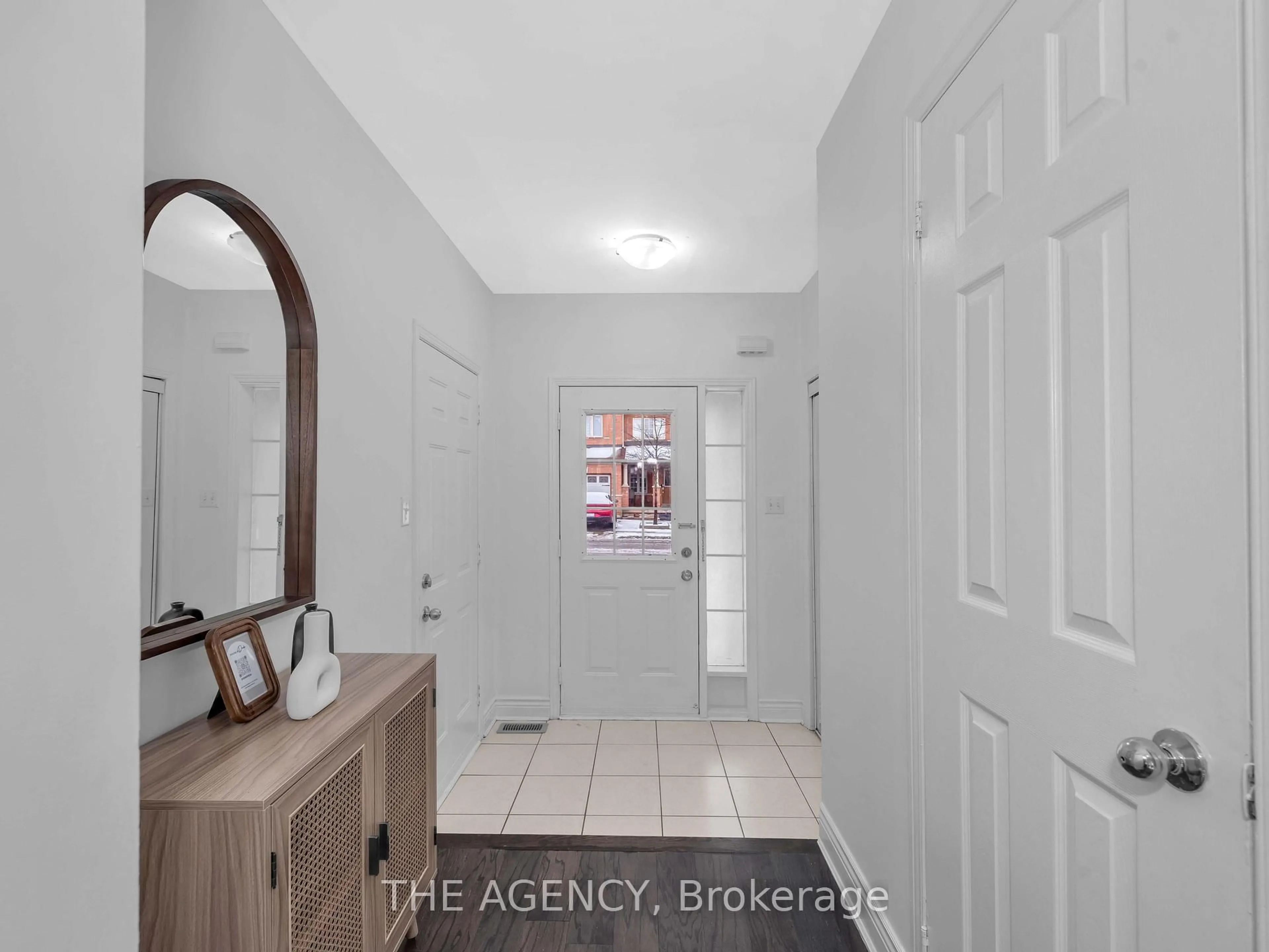 Indoor entryway for 3 Rockgarden Tr, Brampton Ontario L6R 3M9